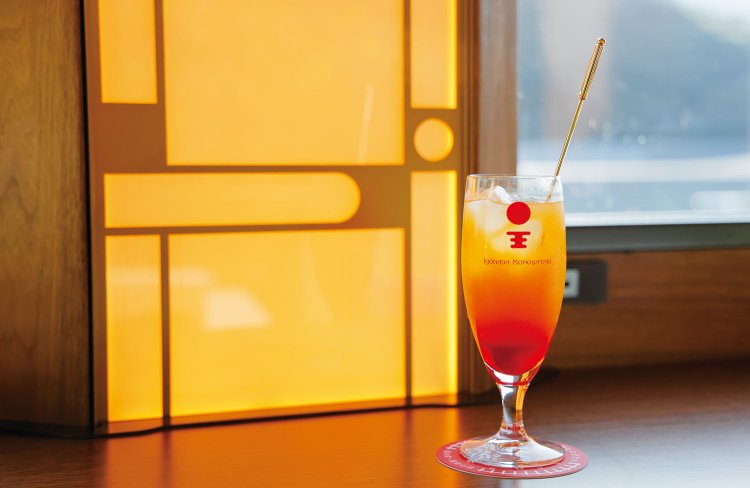 伊予柑リキュールを使用したオリジナルカクテル「黄昏（たそがれ）」もグラスで乾杯。使用伊予柑利口酒（伊予柑リキュール）製作的原創雞尾酒「黃昏」