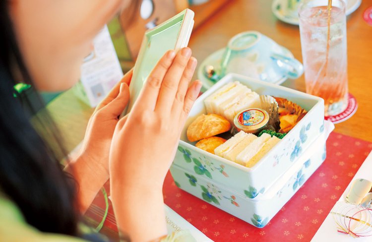 食事は砥部（とべ）焼などこだわりの器で供される。列車提供的餐點更使用砥部燒（砥部焼）等精緻器皿盛裝，顯得格外講究