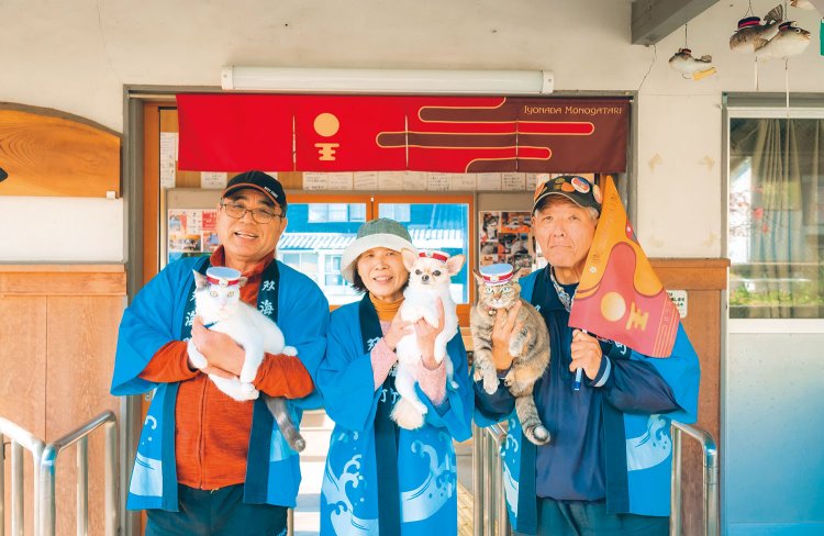 伊予上灘駅ではかわいい“犬猫駅長”がお出迎え。在伊予上灘車站（伊予上灘駅），可愛的「狗貓站長」迎接旅客