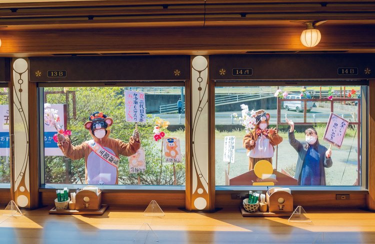 五郎駅では、タヌキが棲みついた逸話から着ぐるみ姿の“たぬき駅長”が。個性的で手作り感あふれるおもてなしにグッとくる。五郎車站的「狸站長」，則穿著吉祥物服裝，來自當地有關狸貓的故事。這些富有創意和手作感的迎接活動充滿溫暖