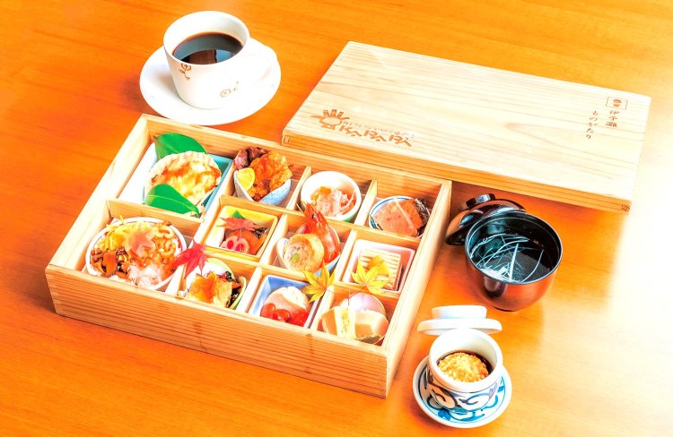 目にも華やかな内子杉の木箱で彩る和杉膳（わさんぜん）5500円は、双海編のメニュー（内容は季節により変動）。雙海篇菜單中的「和杉膳」（わさんぜん），以內子杉木盒盛裝，價格為5500日圓（內容依季節變化）