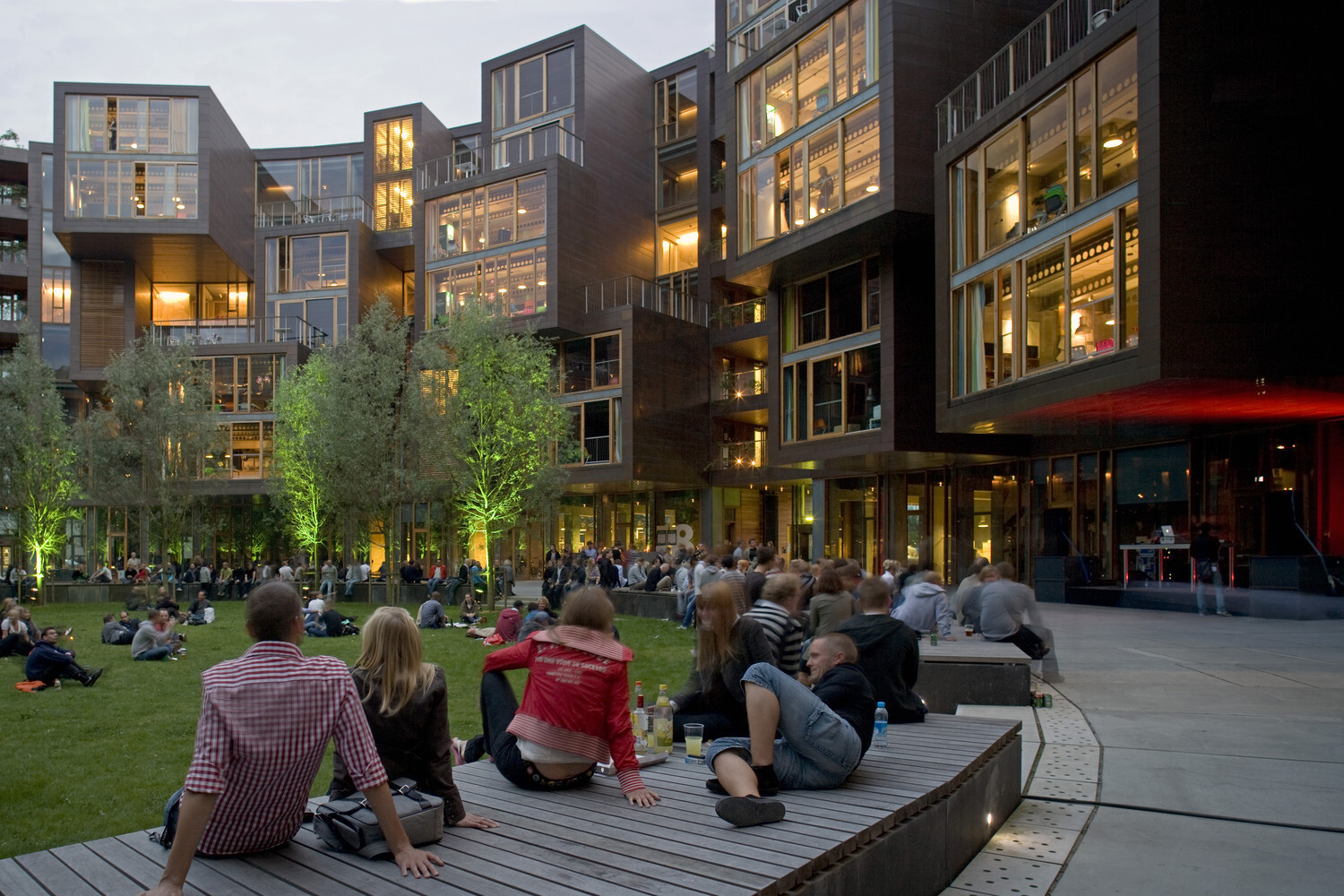 Tietgen Dormitory / Lundgaard & Tranberg Architects.
Tietgen Dormitory 學生宿舍位於丹麥哥本哈根的Ørestad北區,由Nordea Denmark基金捐助打造,丹麥建築師事務所 Lundgaard & Tranberg Architects設計,旨在以大膽的建築理念呈現「未來宿舍」的樣貌 © Jens M. Lindhe
