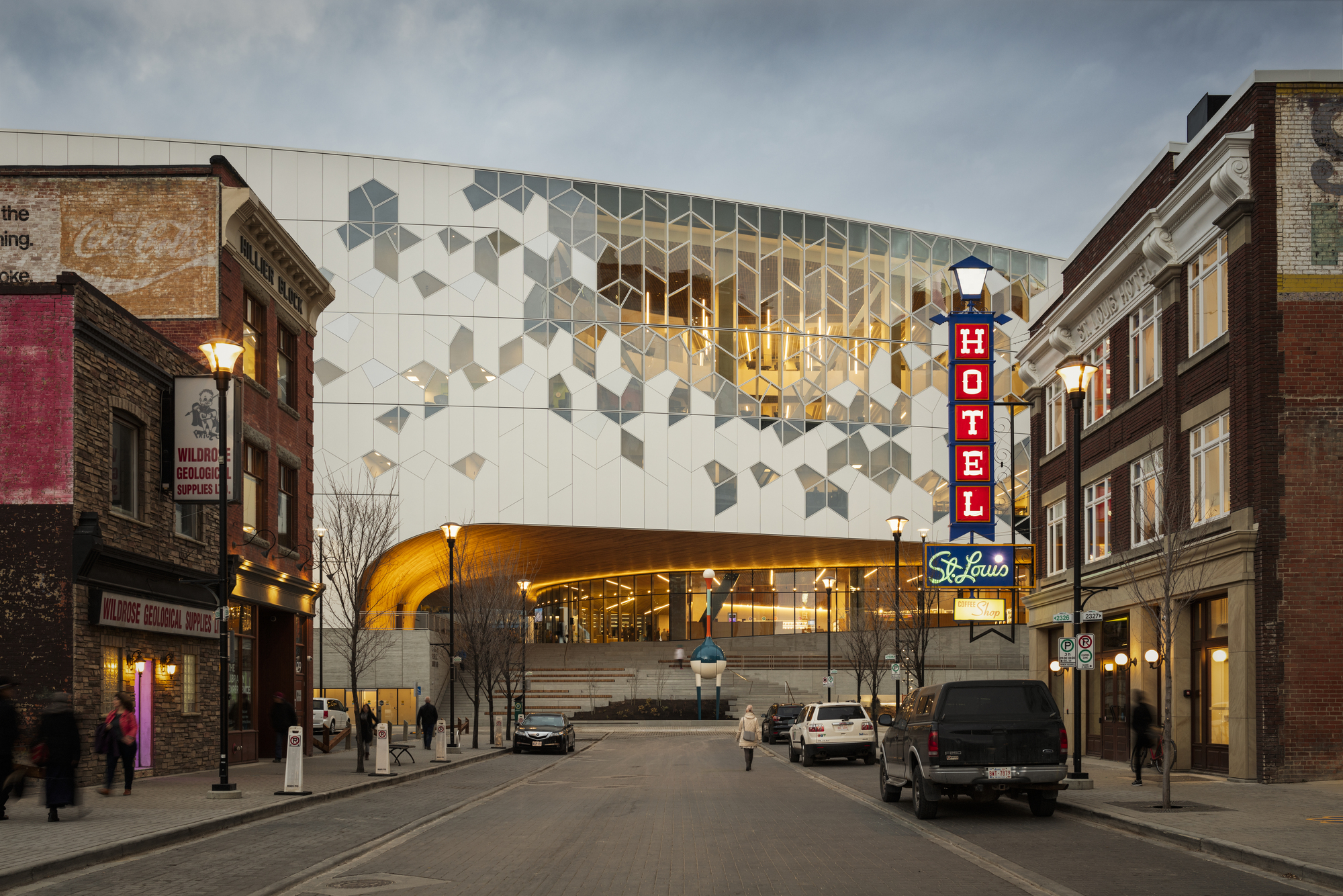 卡爾加里中央圖書館(Calgary Central Library)的設計充分考慮了複雜的城市環境。主入口巧妙地被抬升至輕軌鐵路線的上方,創造了一個連續流暢的動線。透過緩和的階梯式坡道,訪客可以從城市的不同方向順暢進入建築