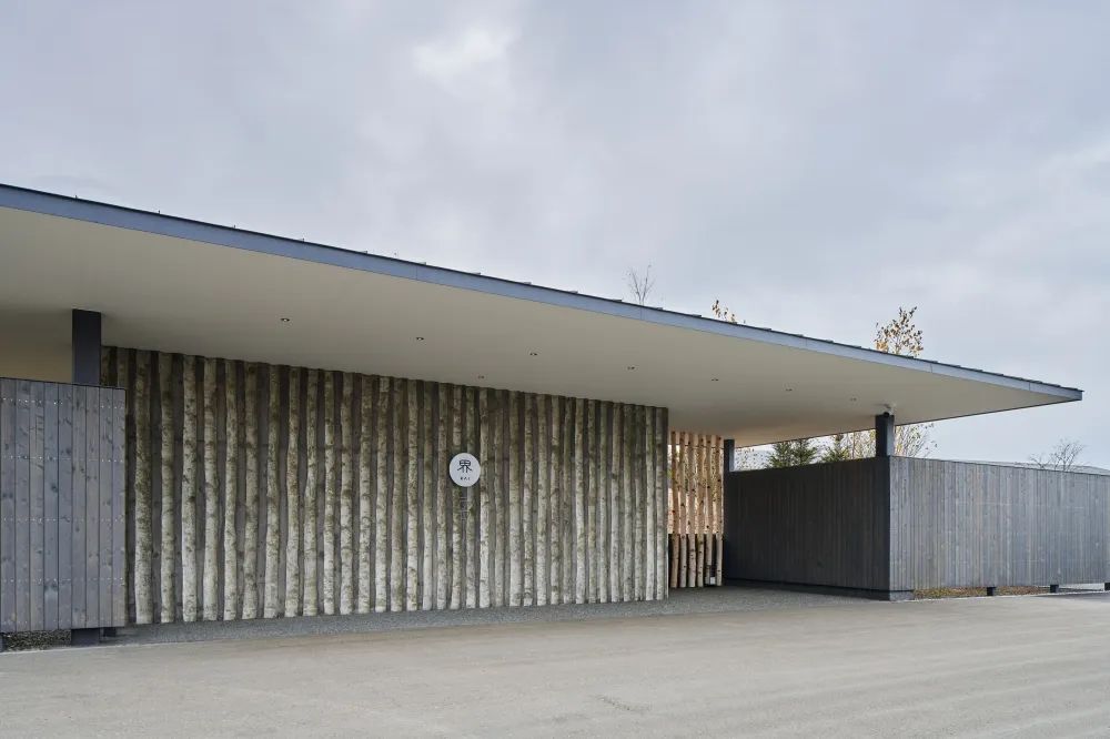 虹夕諾雅所在的星野集團（Hoshino），旗下專攻精品溫泉旅館的品牌界（KAI），目前僅開設於日本國內。界注重表達當地特有的傳統工藝及藝術文化，經常準備許多融入當地特色的活動及體驗，讓旅客能夠充分感受當地的魅力