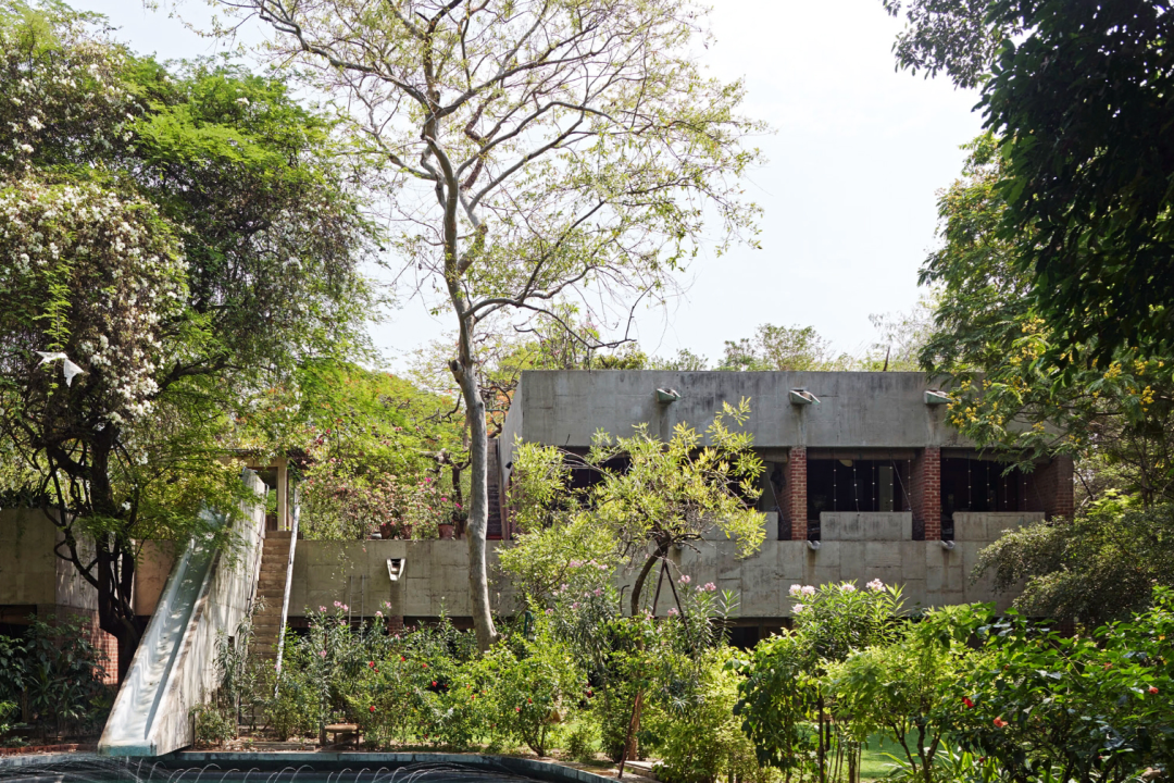 別墅於1951年11月由曼諾拉瑪·薩拉巴伊（Manorama Sarabhai）委託勒·柯布西耶（Le Corbusier、柯比意）建造，她是薩拉巴伊家族的年輕寡婦和繼承人，想要一座西方現代主義風格的房子：一方面讓她與她的兩個兒子生活在一起