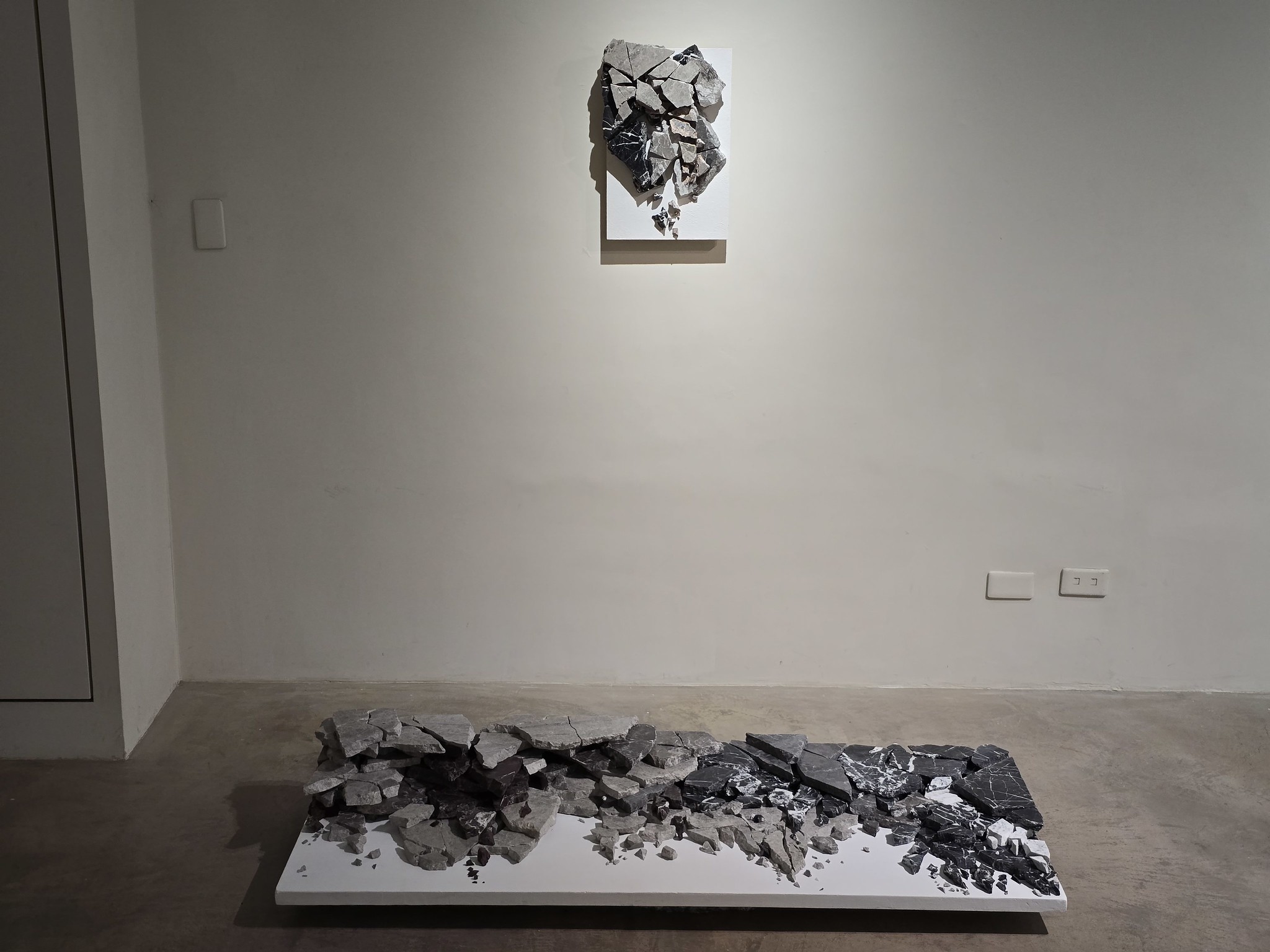 曾令理 × 偶然設計此次作品以花蓮地區的地震板作為創作媒材,展現了台灣這座位於板塊交界處的島嶼,如何成為時間與地理交錯的特殊場域