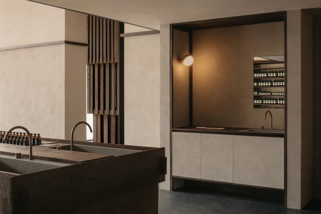 洗手槽以泰國黑色花崗岩打造，靈感來自於當地廚房常見的石臼，讓人感受到日常生活元素的再現與轉化