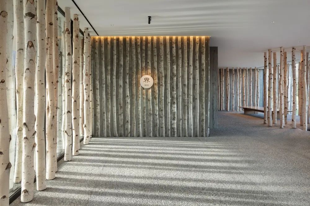 酒店內外都設計了一片白樺木林，不僅保護和培育了開發地本身，也保護了阿伊努文化。酒店希望借此紀念並恢復阿伊努人曾經與森林和河流的深厚關係