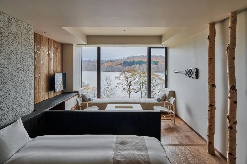 客房參考愛奴民族的家屋來設計，全館客房皆面向湖景，共有42間客房、4種房型。在每間房的中央，都擺著象徵愛奴家屋中四角形的「爐」的桌子，希望旅客像坐在爐火邊一樣，和旅伴圍繞桌子而坐，享受假期