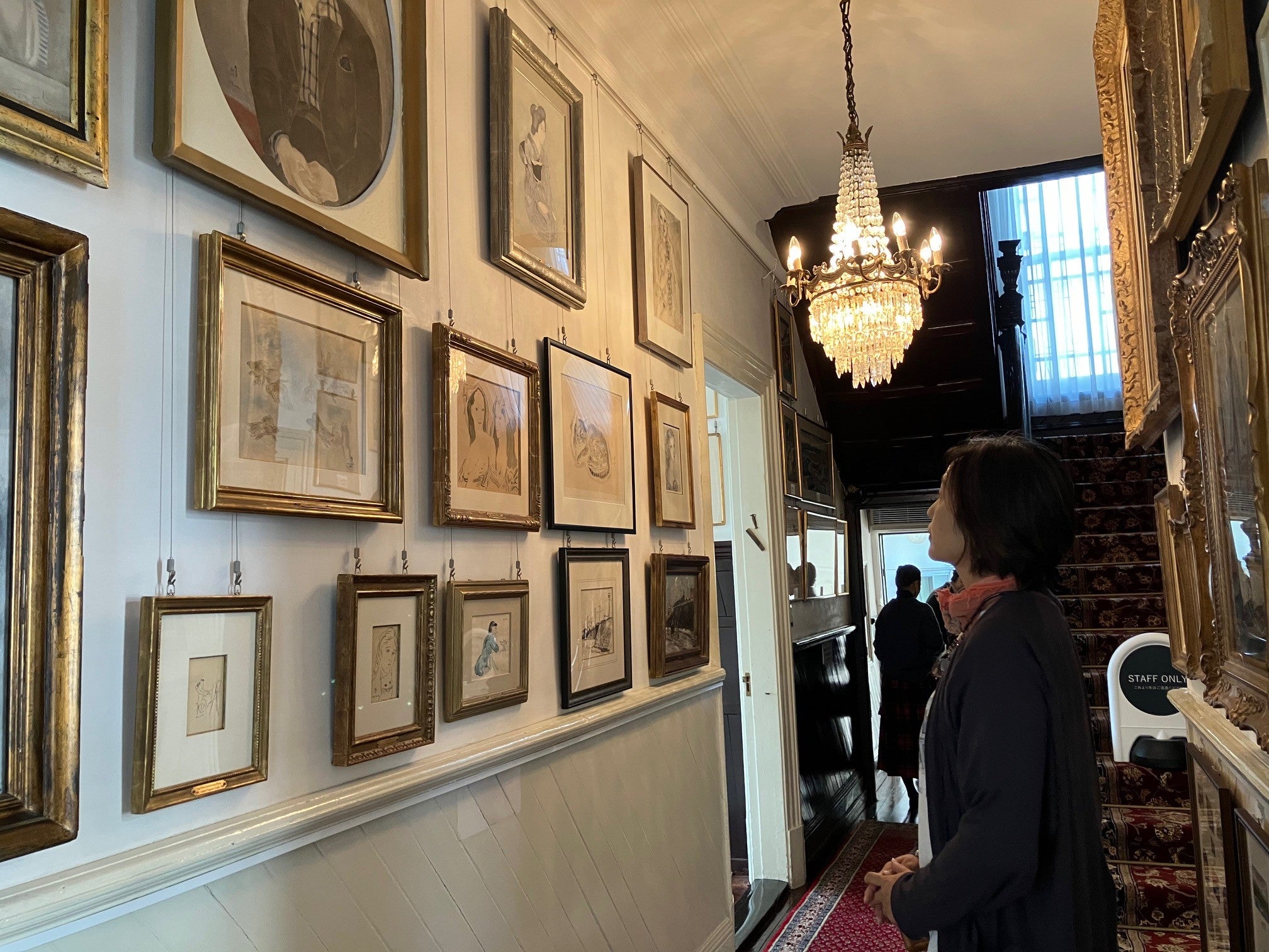修烏埃克宅邸(シュウエケ邸、Choueke House),牆上展示的藤田等人的畫作