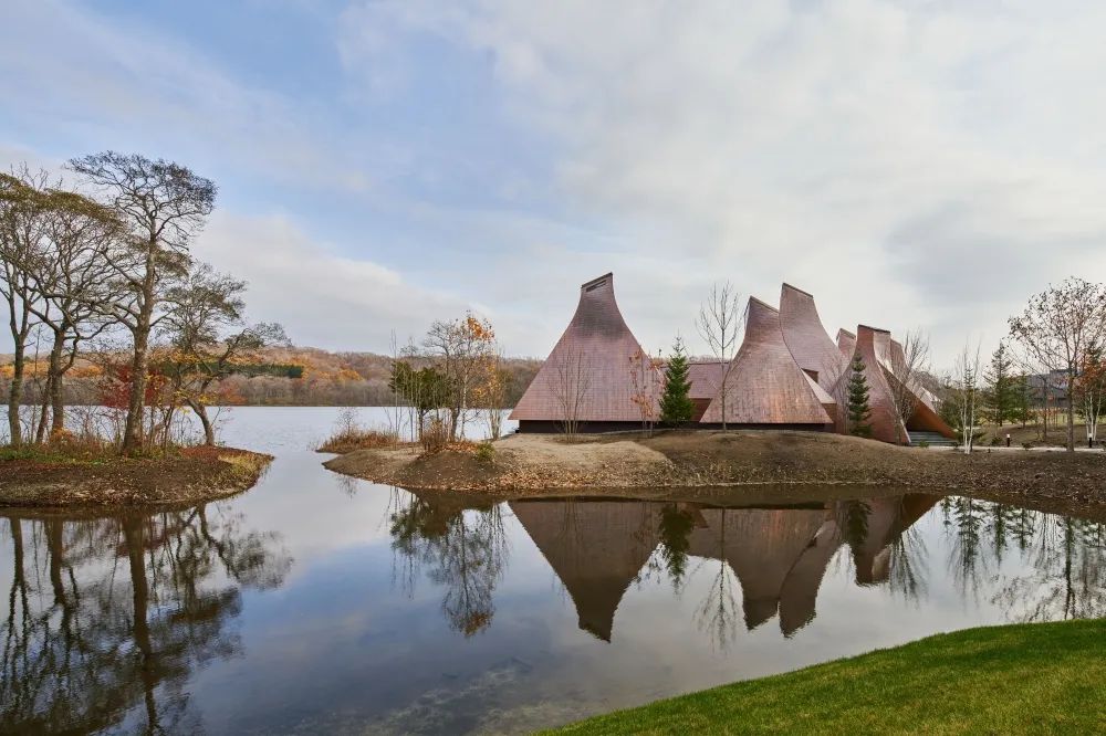 旅館座落在四季如畫的北海道白老町・波羅多湖畔,所有客房都能一覽湖光美景。在錐形湯屋享受稀有的「植物性褐炭溫泉」,宛如漂浮在湖水中,融身於大自然