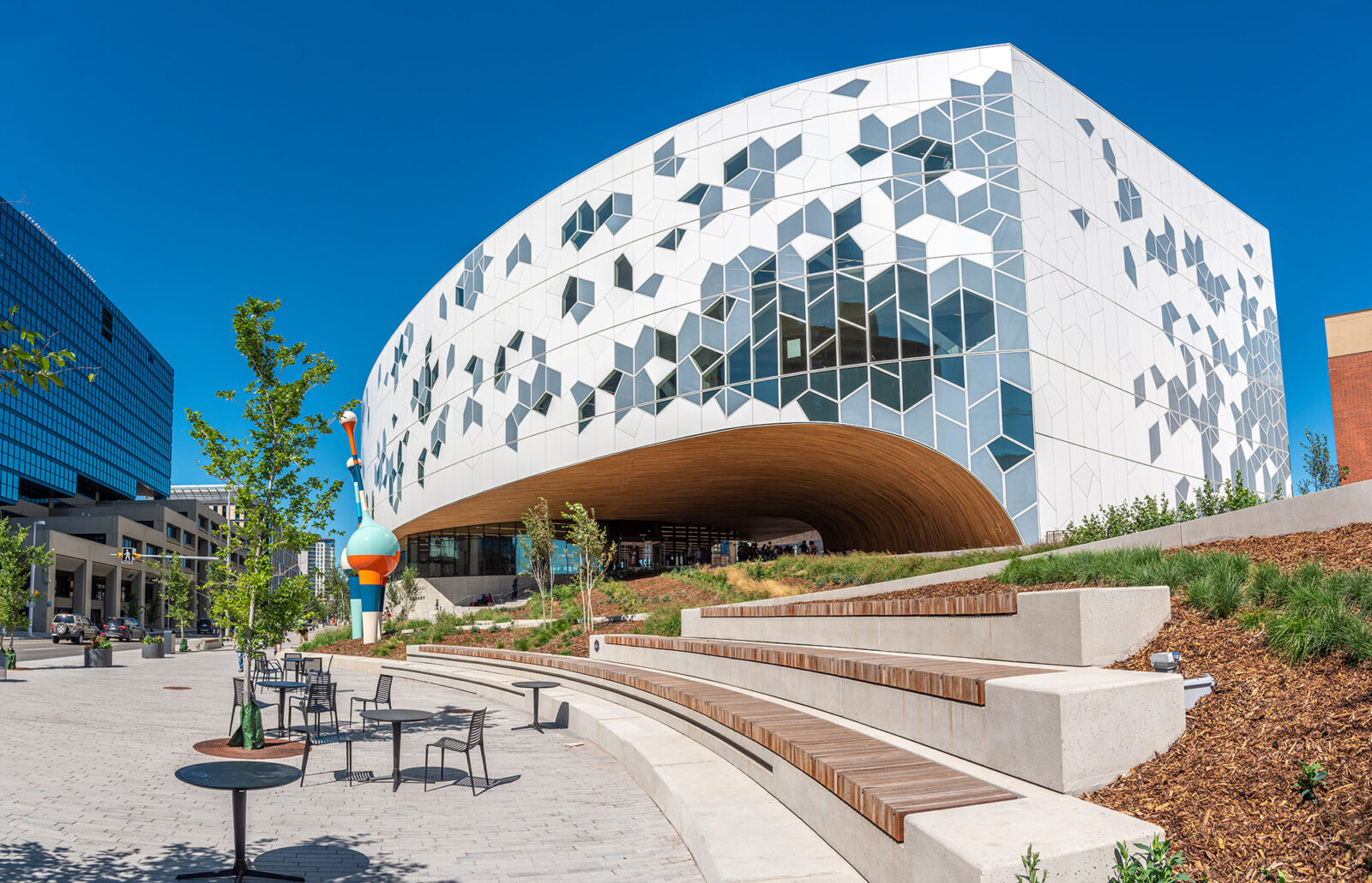卡爾加里中央圖書館(Calgary Downtown Library)建築外立面由六角形模組組成,透過三層玻璃結構營造出一種通透感和視覺吸引力(照片提供:Jeff Whyte - stock.adobe.com)