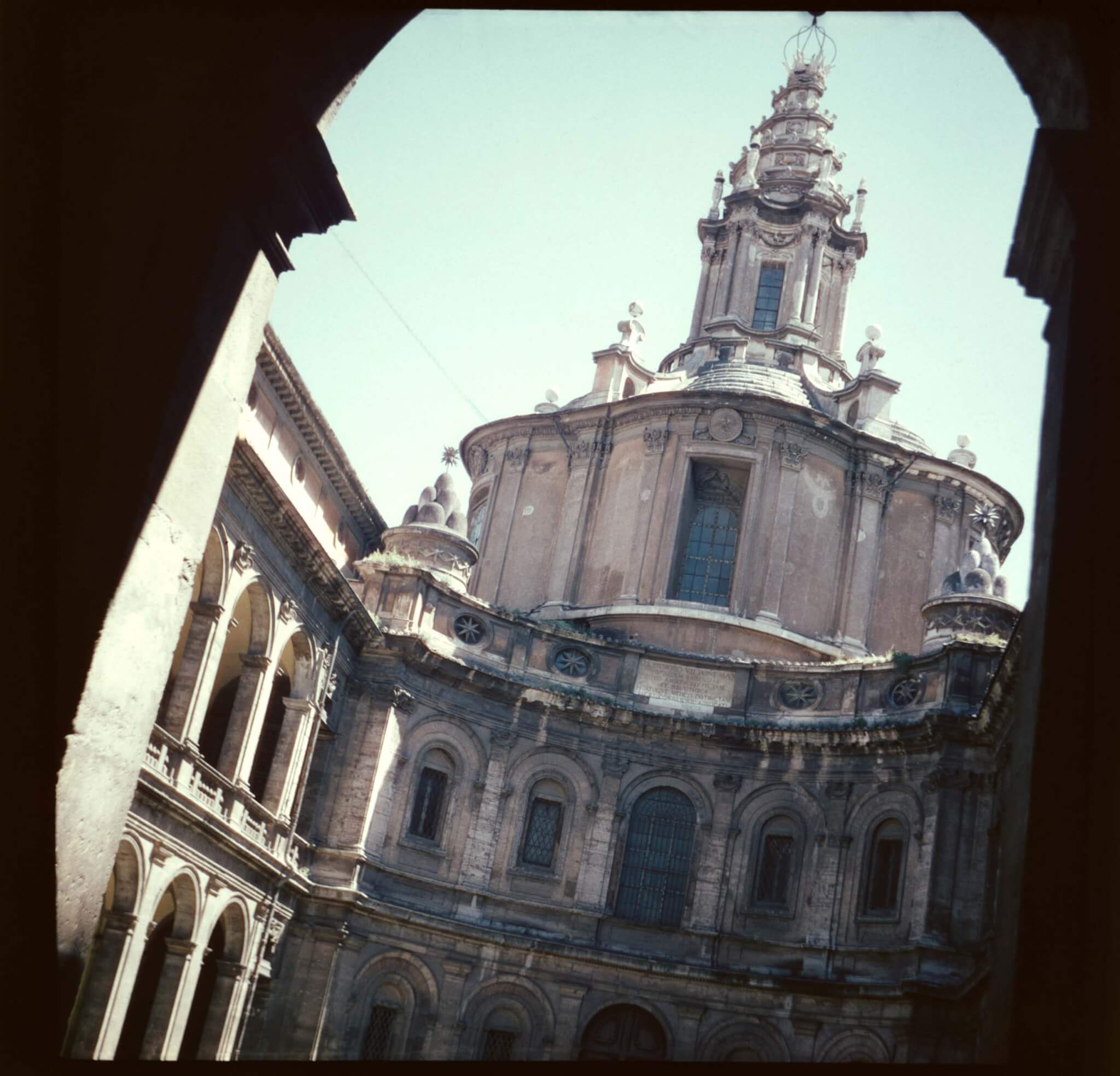 義大利羅馬Sant’Ivo alla Sapienza教堂，透過另一座建築框起的畫面：藉由麥吉爾大學的旅行獎學金，Arthur Erickson遊歷地中海地區，探索古典建築的起源。（Arthur Erickson/© Emily Erickson McCullum 和 Christopher Erickson）