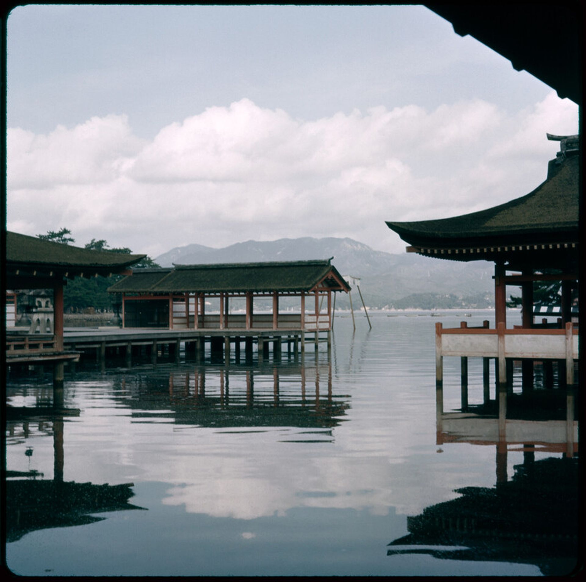 亞瑟·埃里克森(Arthur Erickson),《日本宮島幻燈片》(Slide of Miyajima, Japan)。經埃里克森家族收藏(Erickson Family Collection)授權複製。