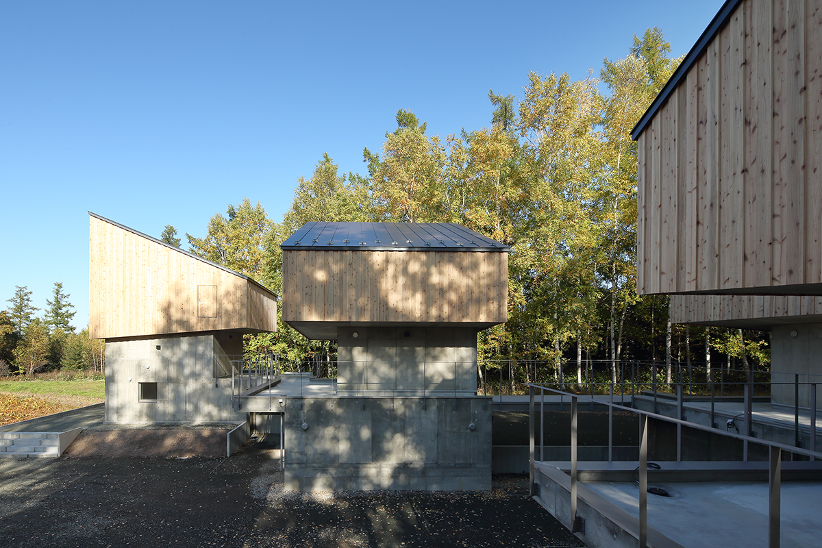美瑛のコテージ群 北海道美瑛小屋村 佐野健太建築設計事務所 Kenta SANO因應北海道八百毫米的凍土深度,建築師佐野健太巧妙地將基礎版作為一樓地坪,設計出跳層式空間