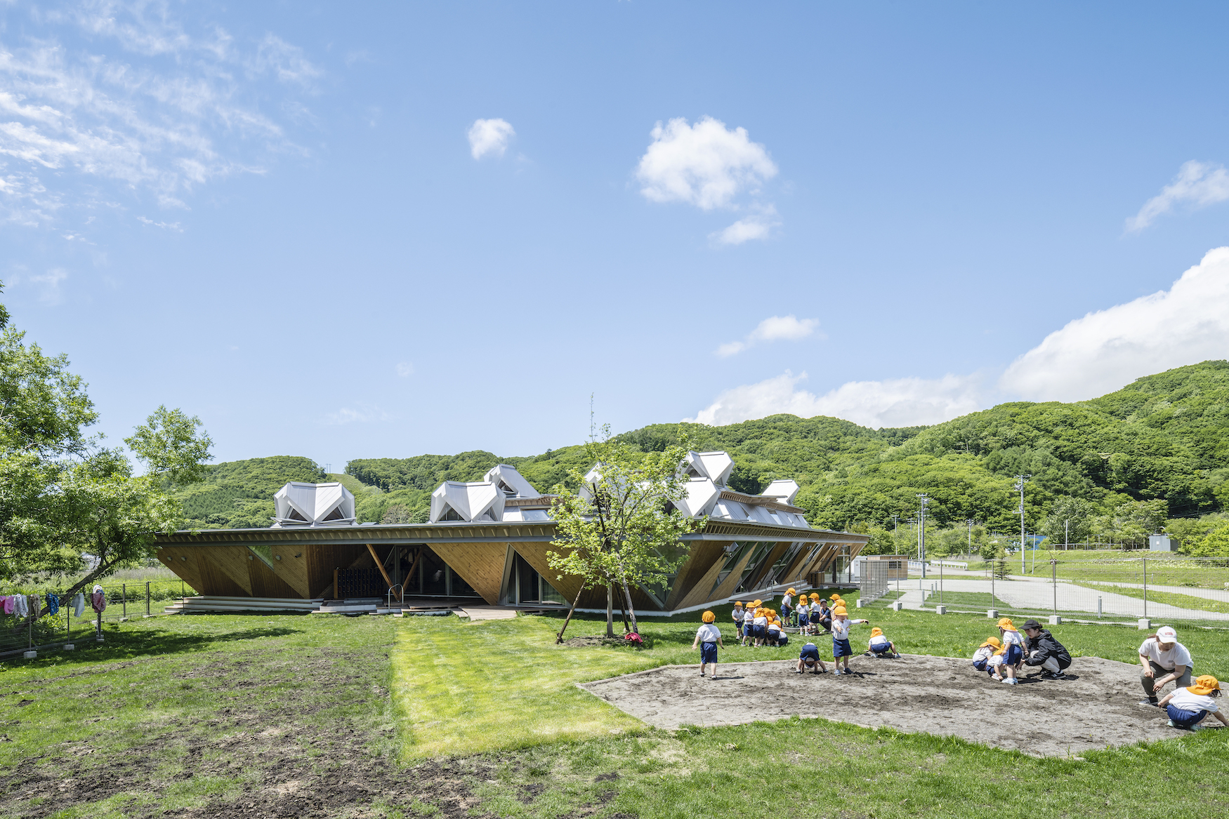 北海道木構木造幼兒園浦河之友森林幼兒園（浦河フレンド森のようちえん）Urakawa Friend Mori Noyochien 照井康穗建築師事務所（YASUO TERUI Architects）浦河之友森林幼兒園（浦河フレンド森のようちえん），為因應舊園區老化而規劃的遷建計畫。這座新園區選址於城鎮邊緣的山腳下，擁有茂密的雜木林與緩坡地形，完美呼應北歐森林教育（Forest Kindergarten）的核心理念