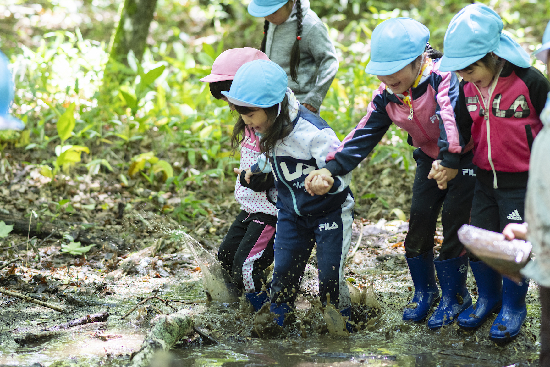 北海道木構木造幼兒園浦河之友森林幼兒園(浦河フレンド森のようちえん)Urakawa Friend Mori Noyochien 照井康穗建築師事務所(YASUO TERUI Architects)孩子們牽著彼此的手,走向泥濘的小水潭,笑聲與水花交織在一起,成為森林中最純真的樂章。這片充滿自然氣息的場域延續了幼兒園木構空間的設計精神,強調與環境的緊密互動。木構結構的溫潤質感在室內啟發了探索的興趣,而森林中的冒險則將這份好奇心帶到戶外。他們在這裡學習保持平衡、克服濕滑地面的挑戰