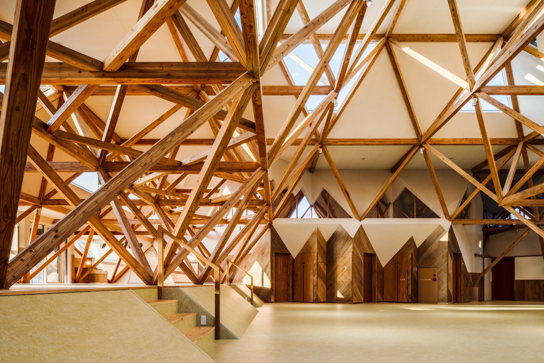 北海道木構木造幼兒園浦河之友森林幼兒園（浦河フレンド森のようちえん）Urakawa Friend Mori Noyochien 照井康穗建築師事務所（YASUO TERUI Architects）