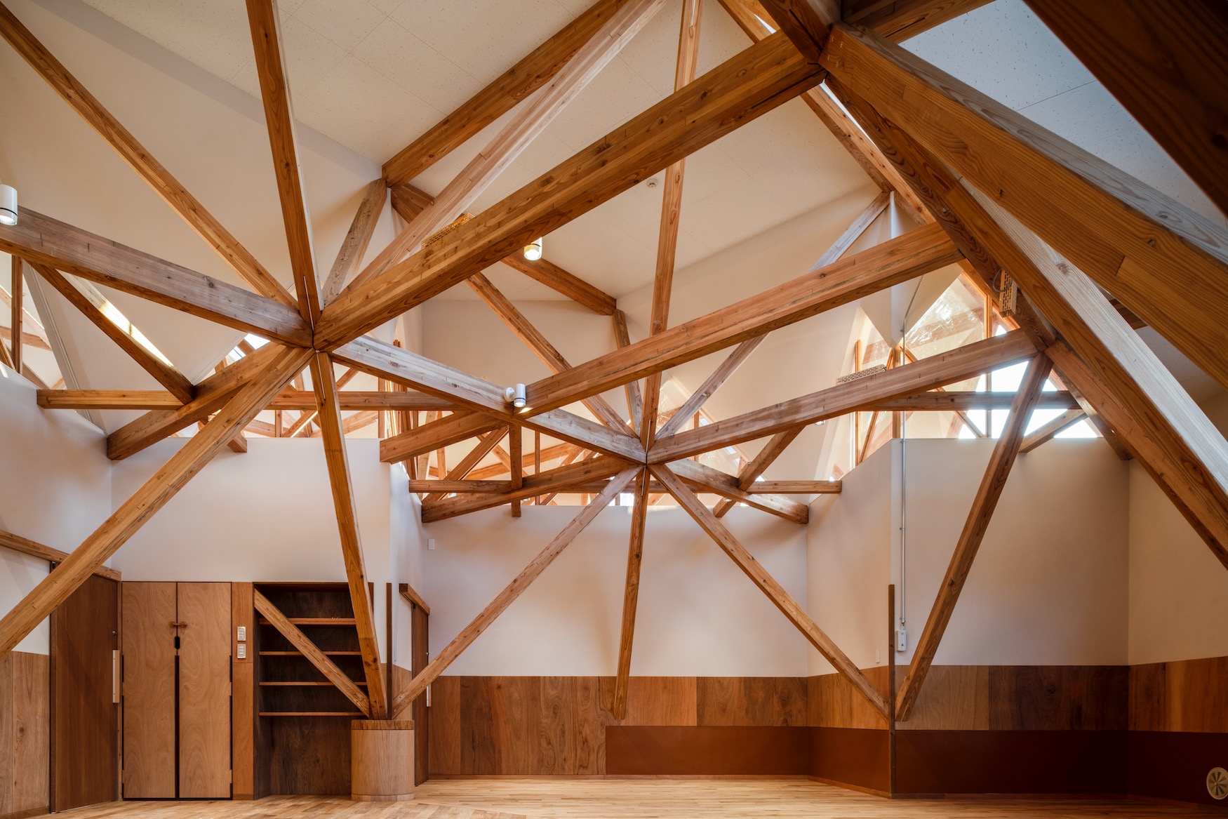 北海道木構木造幼兒園浦河之友森林幼兒園（浦河フレンド森のようちえん）Urakawa Friend Mori Noyochien 照井康穗建築師事務所（YASUO TERUI Architects）