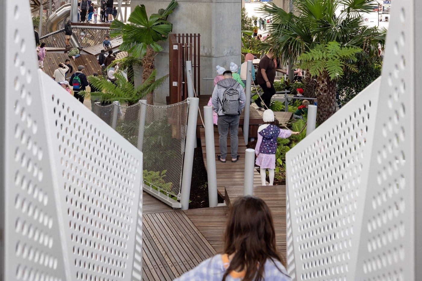 Darling Harbour Playground 雪梨達令港兒童遊戲場 溜滑梯 景觀設計 Aspect Studios  遊戲場成功吸引親子共遊，不分年齡層的遊客皆能在此攀爬、探索，充分展現設計團隊對全齡化遊戲空間的專業規劃理念，實踐了政府打造現代化、無障礙公共設施的政策目標
