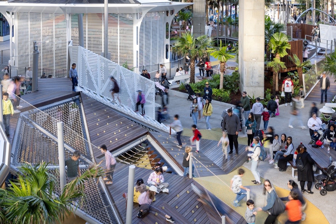 Darling Harbour Playground 雪梨達令港兒童遊戲場 溜滑梯 景觀設計 Aspect Studios  。遊戲場巧妙利用西部快速道路高架橋下方空間，不僅提供遮蔭，更化身為充滿活力的親子休閒場域
