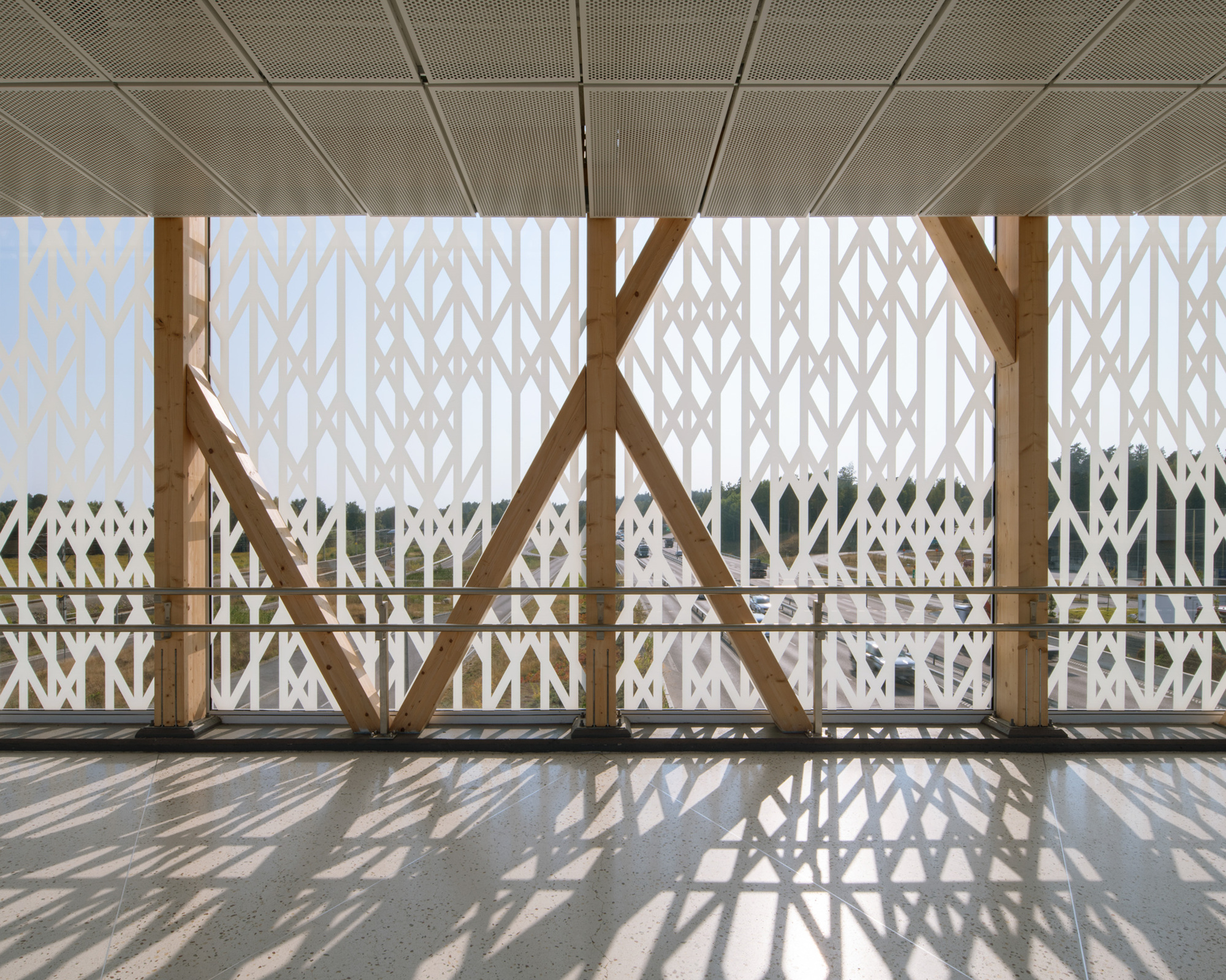 Ahlqvist & Almqvist Architects瑞典木構造Arninge 車站 設計者從 Arninge 發現的古代墓葬和紀念碑上的符文銘文中汲取靈感,將其融入廊橋玻璃牆的圖案設計中。這些符文銘文突顯了該地區在鐵器時代晚期的重要性