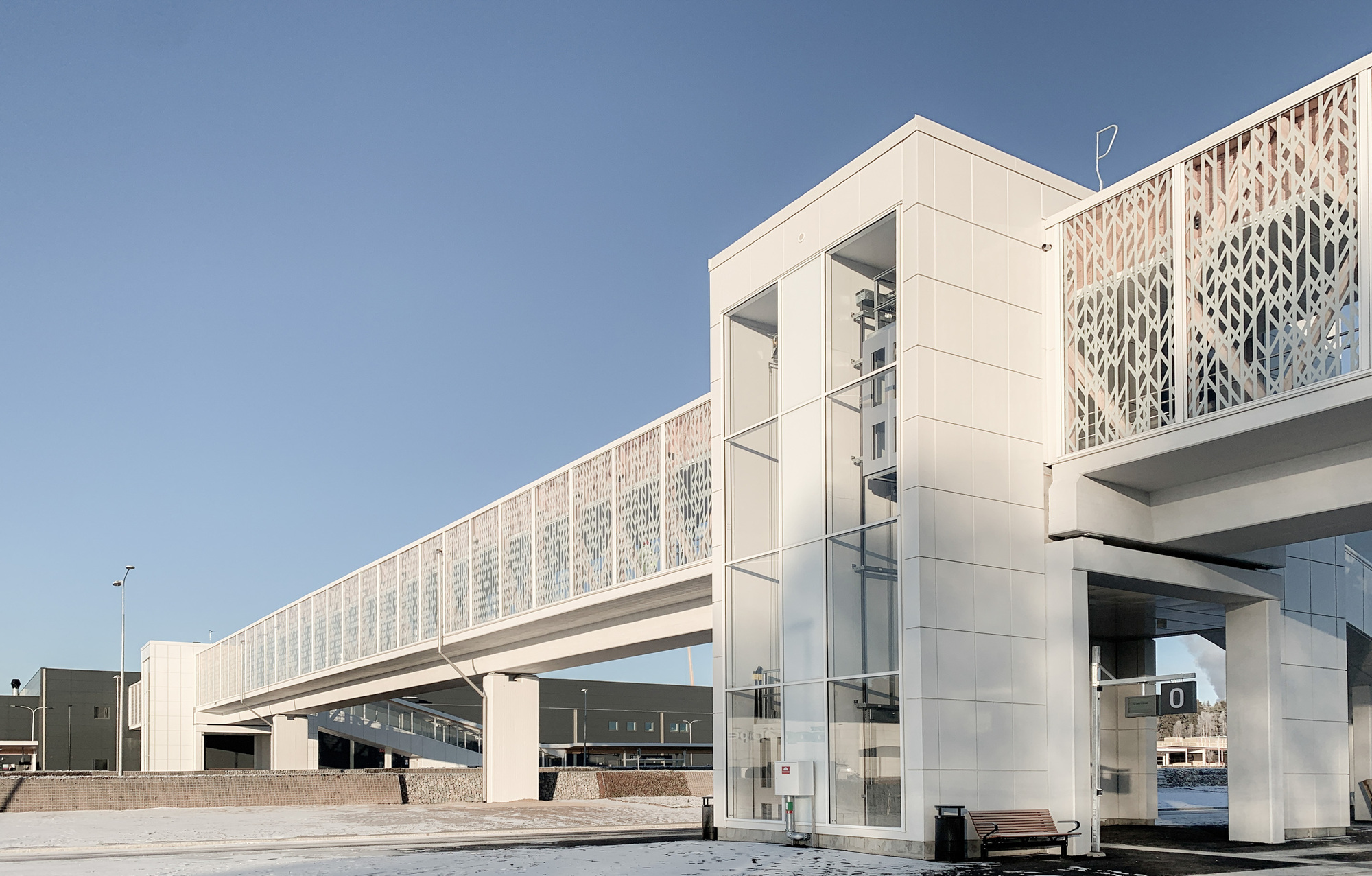 Ahlqvist & Almqvist Architects瑞典木構造Arninge 車站
Arninge 車站於 2021 年 12 月啟用,它扮演著現代化交通樞紐的角色,也是具有文化和歷史底蘊的公共空間。Ahlqvist & Almqvist Architects 的設計,巧妙地將效率、永續和文化傳承融入到車站的設計中,為 Täby 市打造了一處兼具功能和美學的運輸場所,也為城市空間帶來不同的氛圍。