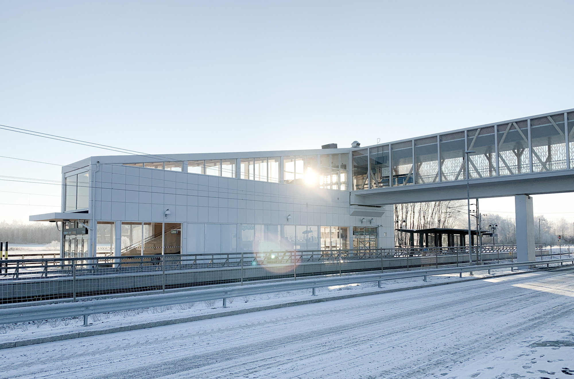 瑞典斯德哥爾摩北部 Täby 市的 Arninge 車站,是由 Ahlqvist & Almqvist Architects 設計的現代交通樞紐。由瑞典交通管理局(Trafikverket)委託,涵蓋了從規劃文件到施工細節和永續發展規劃的所有建築階段,旨在創造供旅客等候運輸工具之場所外,兼具功能性和文化意義的空間