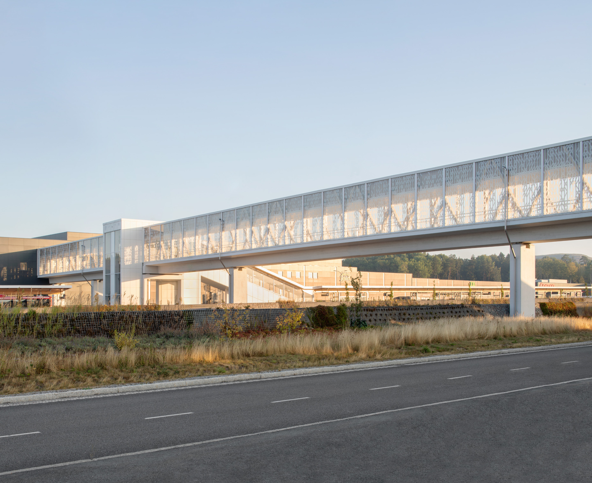 瑞典斯德哥爾摩北部 Täby 市的 Arninge 車站,是由 Ahlqvist & Almqvist Architects 設計的現代交通樞紐。由瑞典交通管理局(Trafikverket)委託,涵蓋了從規劃文件到施工細節和永續發展規劃的所有建築階段,旨在創造供旅客等候運輸工具之場所外,兼具功能性和文化意義的空間 Ahlqvist & Almqvist Architects瑞典木構造Arninge 車站