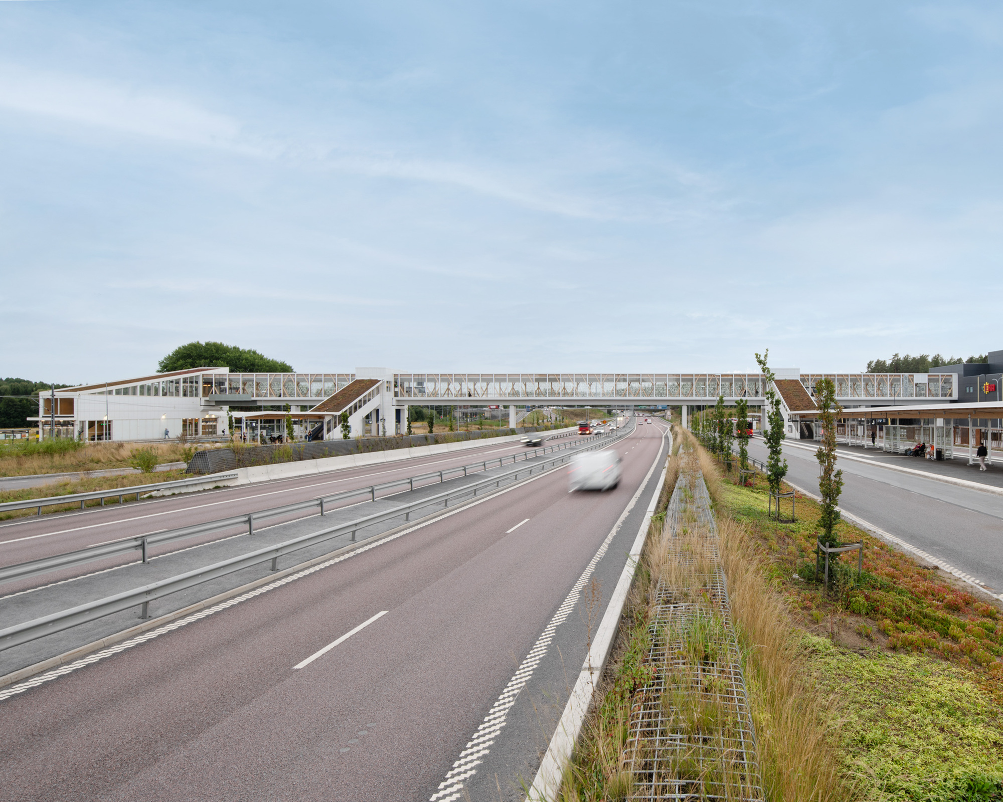 Ahlqvist & Almqvist Architects瑞典木構造Arninge 車站Arninge 車站無縫整合多種交通方式，包括 Roslagsbanan 鐵路、E18 高速公路上的快速巴士和當地巴士服務。車站的核心是一個 144 公尺長的玻璃廊橋，設有三個樓梯間，可通往 E18 雙向巴士月台、新的 Roslagsbanan 車站，以及鄰近的 Arninge 購物區，有效提升交通效率，縮短通勤時間，也簡化了轉乘流程