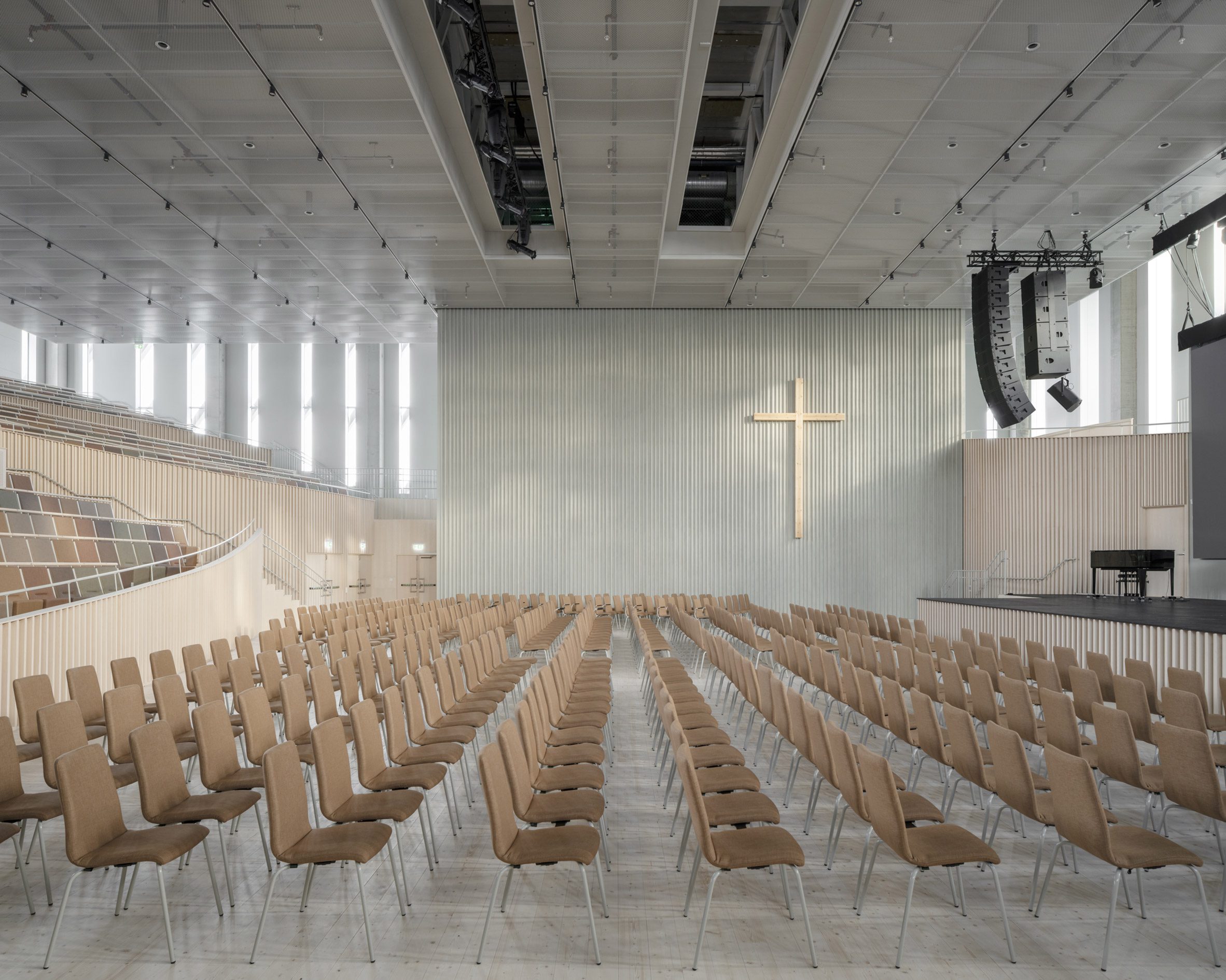 建築以開放的設計，與這座城市緊密相連。建築中最大的教堂空間，可容納 1,100 個座位。這個空間，不只是一個宗教儀式的場所，更是一個可以讓民眾在此休憩、交流的場所