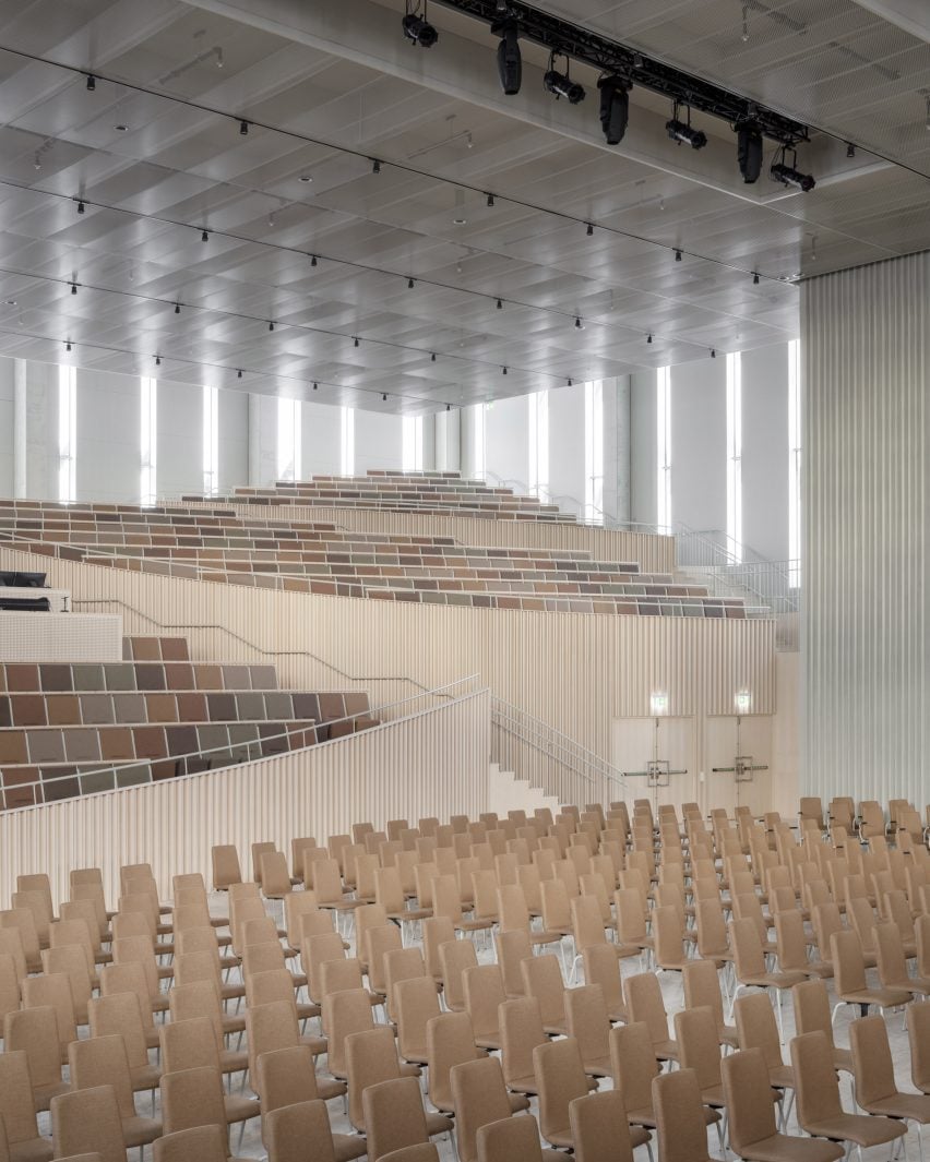 為了支撐教堂上層的結構，同時讓下方的教堂大廳維持無柱設計，建築師採用大型桁架結構