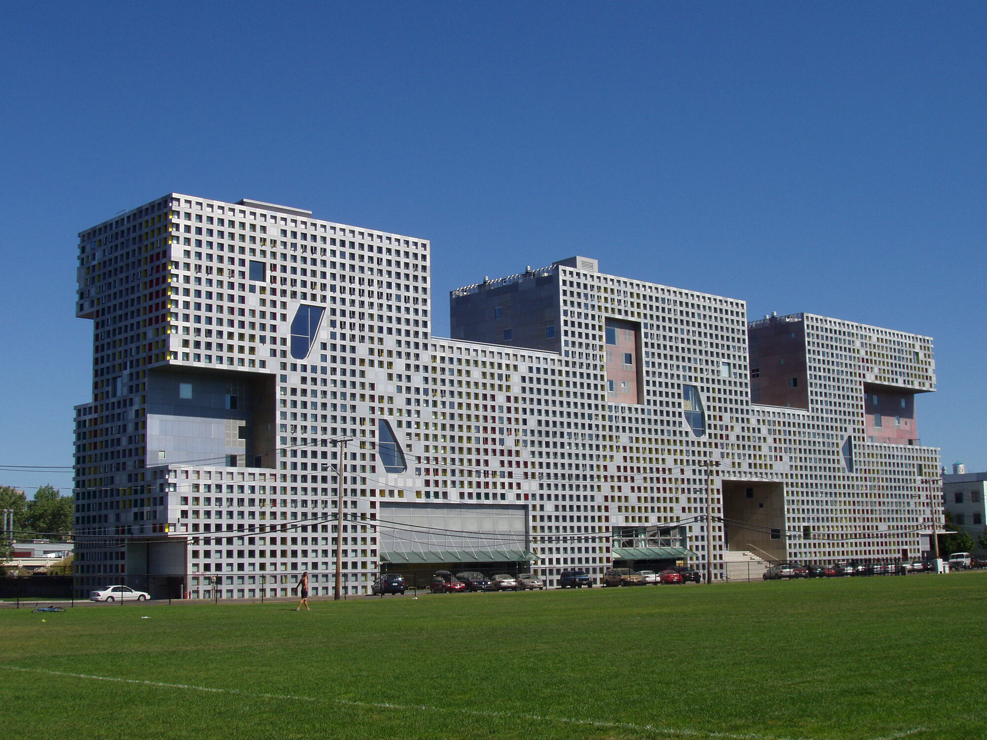 Simmons Hall MIT / Steven Holl. Image via Daderot via Wikipedia under CC BY-SA 3.0
