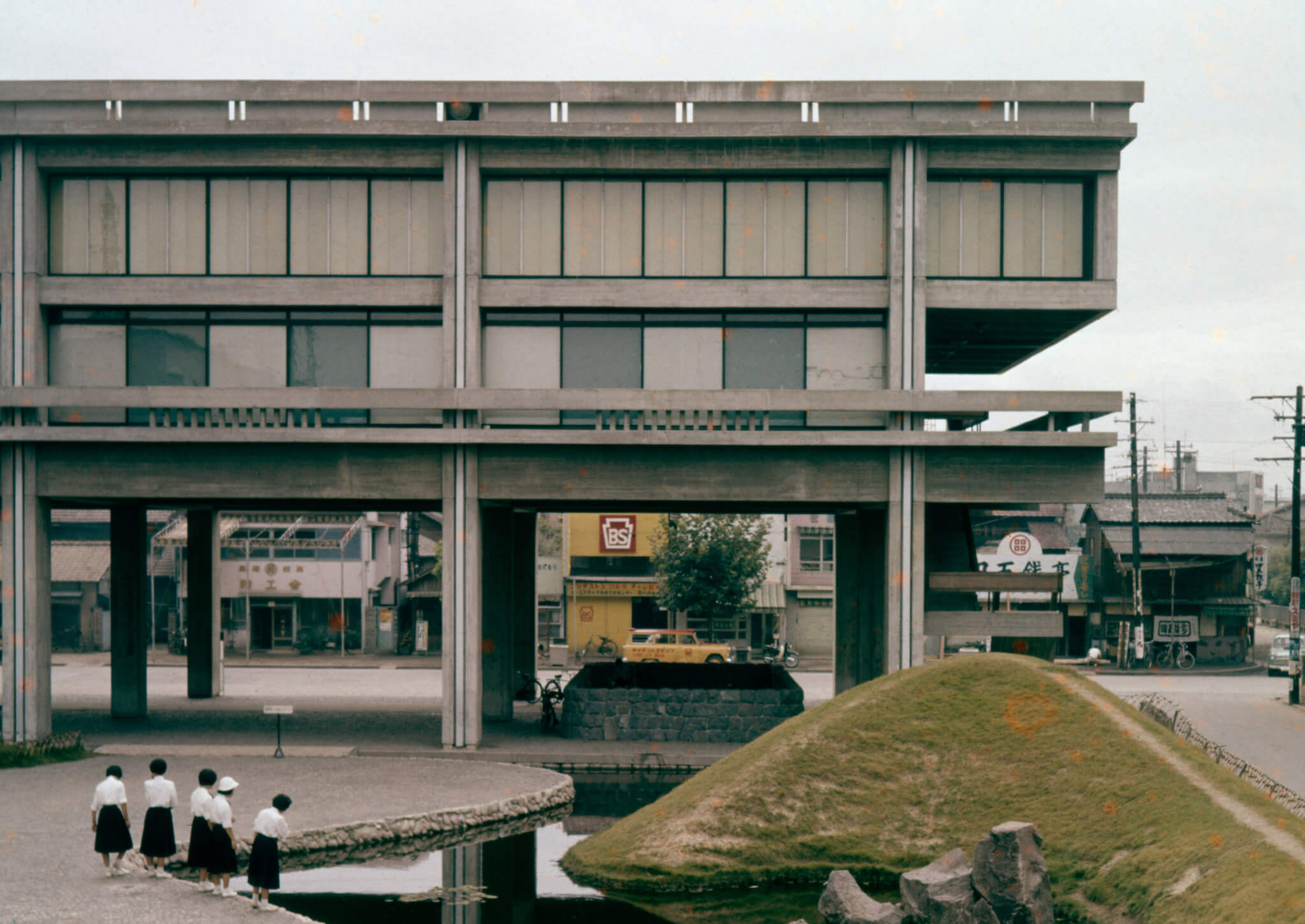 Arthur Erickson於1961年前往日本旅行,期間參觀了包括丹下健三(Kenzo Tange)設計,位於四國高松市的香川縣廳舍(Kagawa Prefectural Government Office)在內的多個地點。(Arthur Erickson/© Emily Erickson McCullum 和 Christopher Erickson)