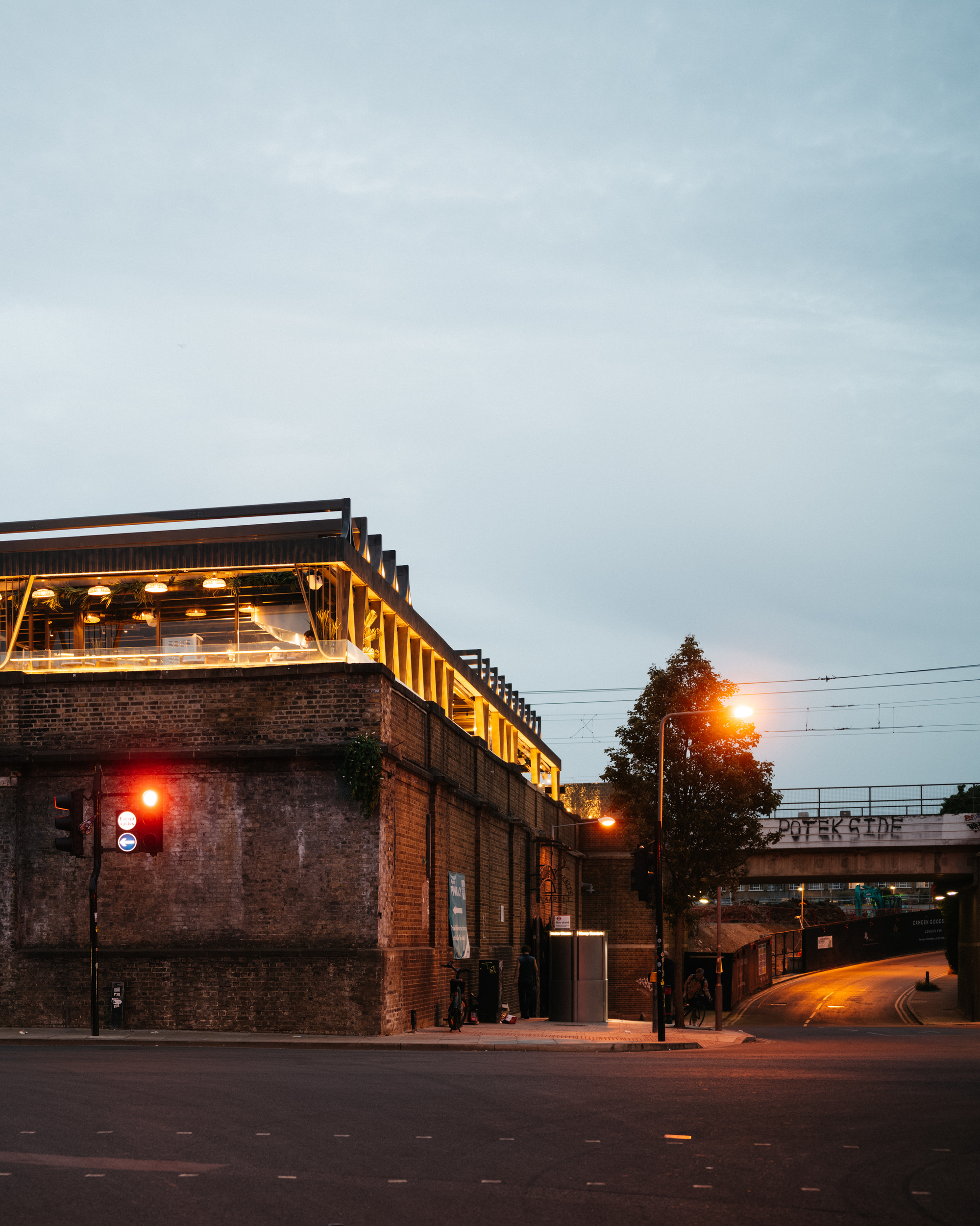 舊建築改造 英國歷史建築設計酒吧Lucky Club