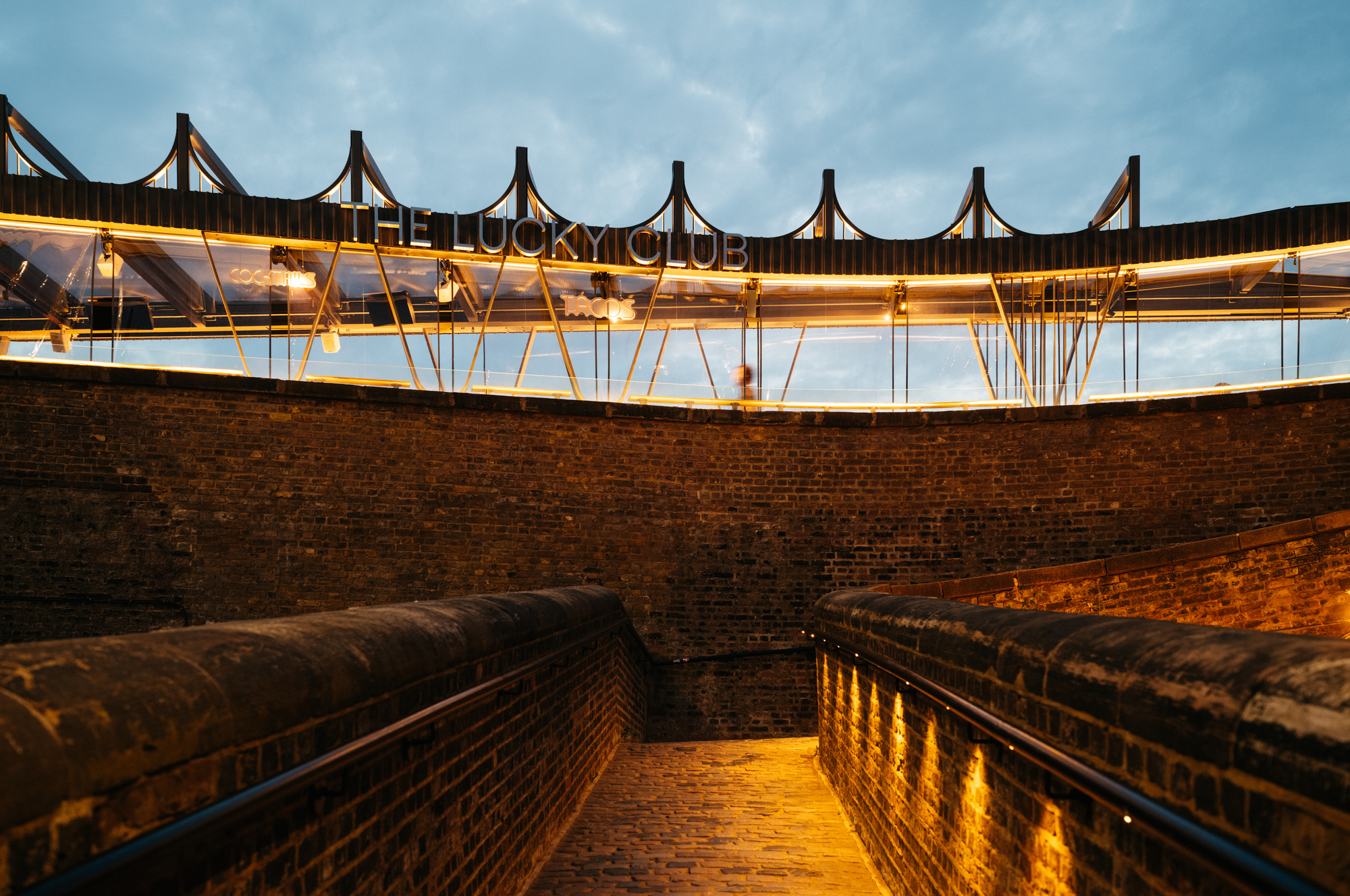 舊建築改造 英國歷史建築設計酒吧Lucky Club