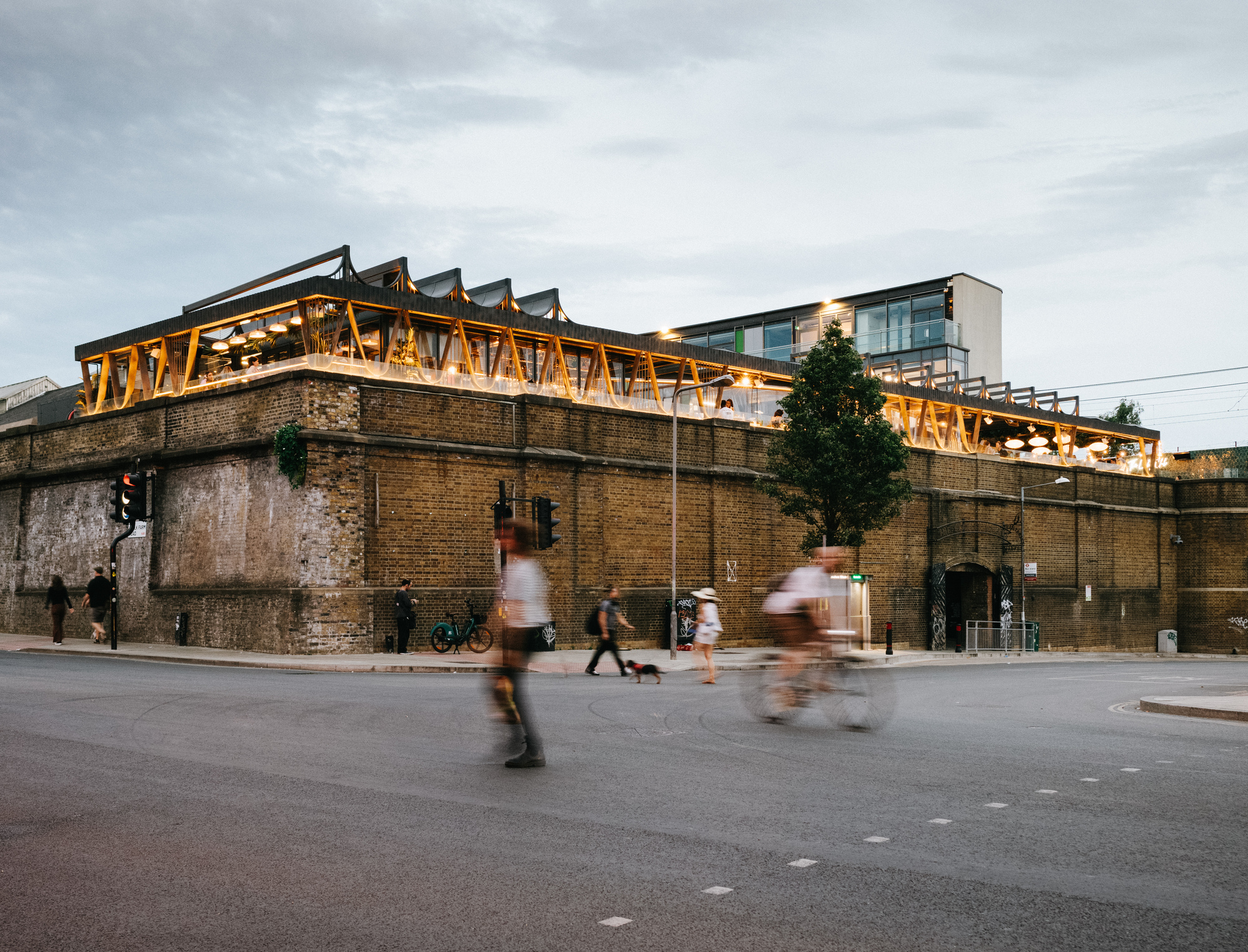 舊建築改造 英國歷史建築設計酒吧Lucky Club