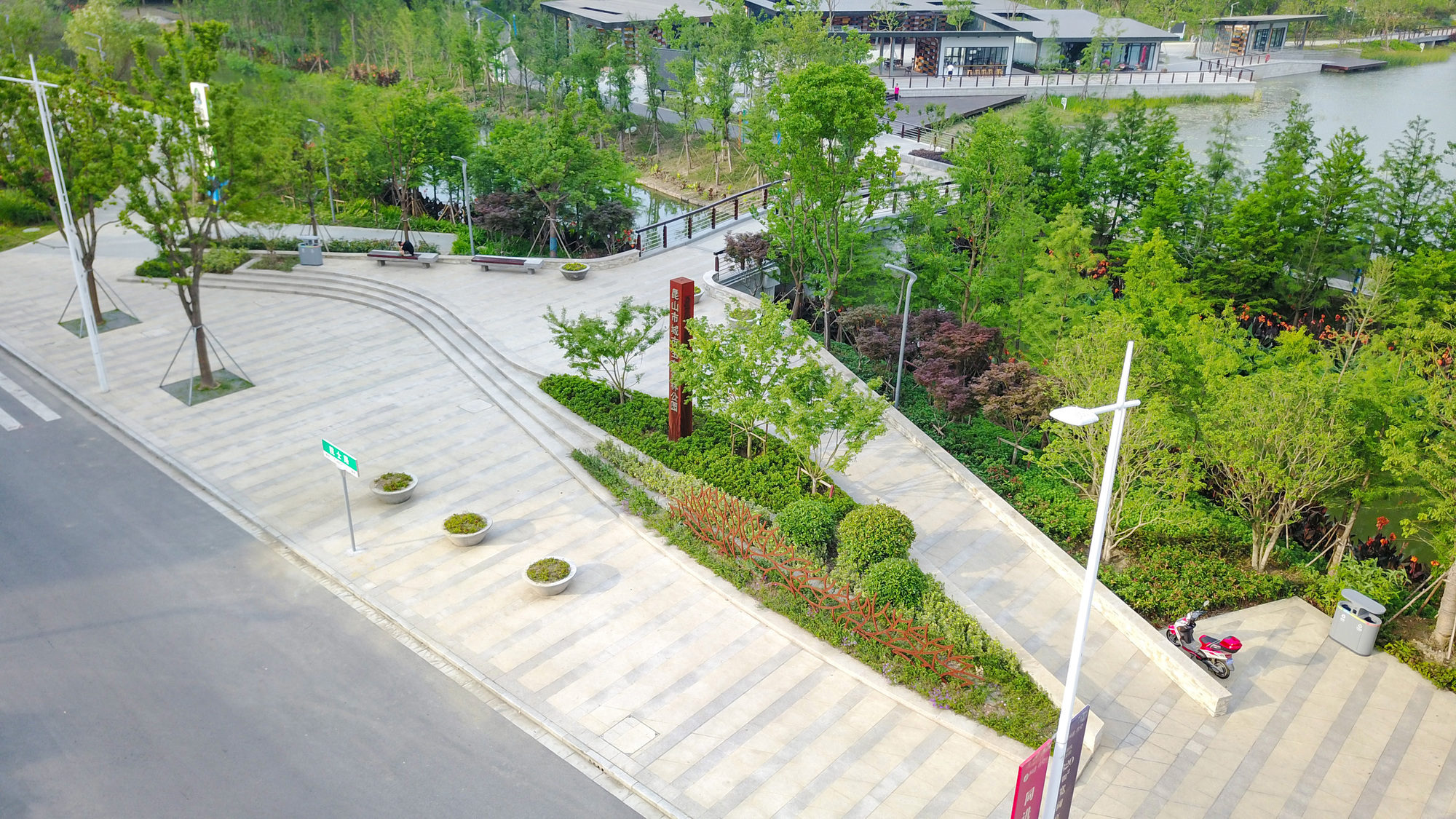 為了將昆山城西的社區文化引入森林公園，西入口和休閒廣場的設計建立了各式各樣社區聚會，運動和餐飲等活動的設施和空間， 這些設施極大的被周圍的居民所利用，成為了一個極受歡迎的社區公共開放空間