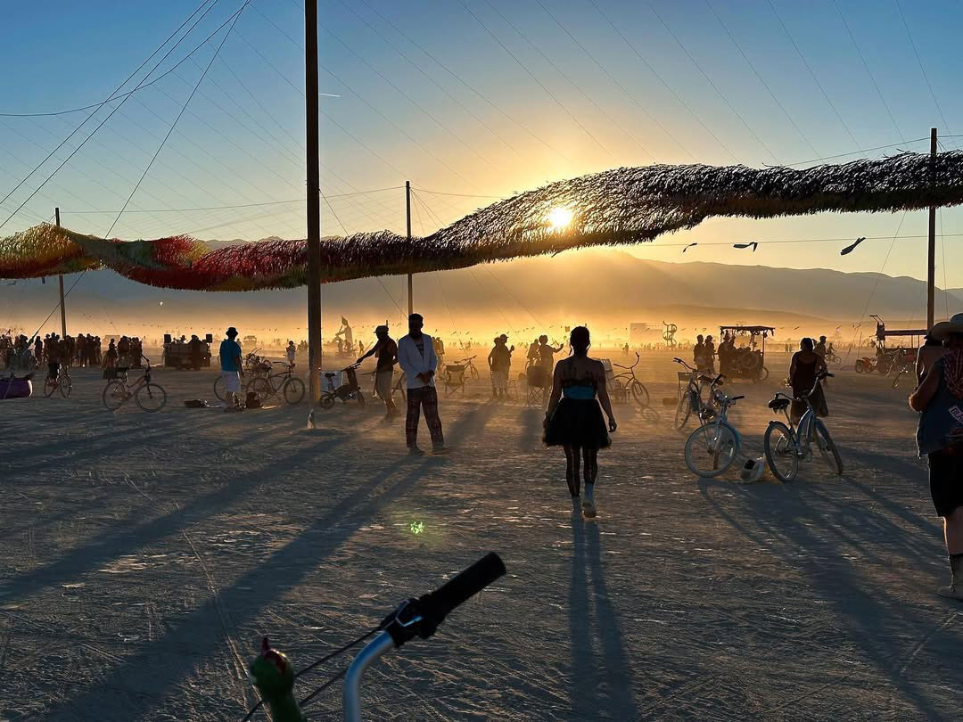 美國黑岩城的空中芭蕾「Sky Gazing」在 2024 Burning Man 火人祭上的震撼演出