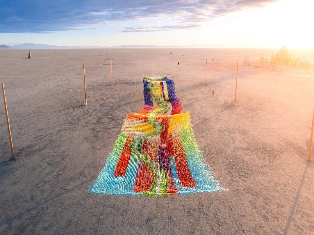 美國黑岩城的空中芭蕾「Sky Gazing」在 2024 Burning Man 火人祭上的震撼演出 在 2024 年的 Burning Man 火人祭上,藝術家 Patrick Shearn 和 Poetic Kinetics 團隊創作了名為「Sky Gazing」的大型空中藝術裝置,以鮮豔的彩帶在沙漠中舞動,為黑岩城增添一抹奇幻色彩。這件作品不僅帶給參與者視覺和感官上的享受,也為他們提供了一個寧靜的休憩空間,讓他們在火人祭的喧囂中找到片刻的寧靜與連結
