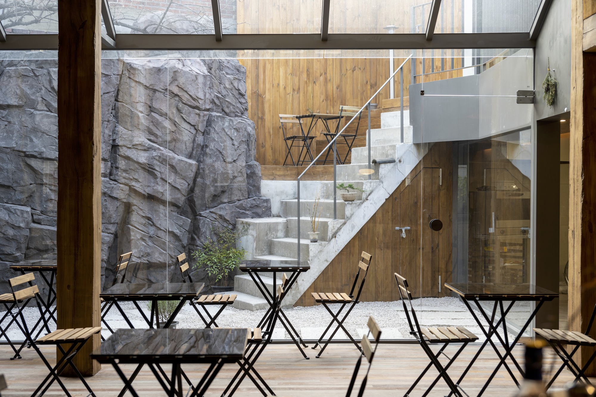 首爾undebt cafe언뎁트 咖啡館 Seoul 舊建築改造 老屋 韓國建築師事務所Studio ELTM將這座見證時代更迭的舊建築改造為充滿魅力的現代餐飲設施