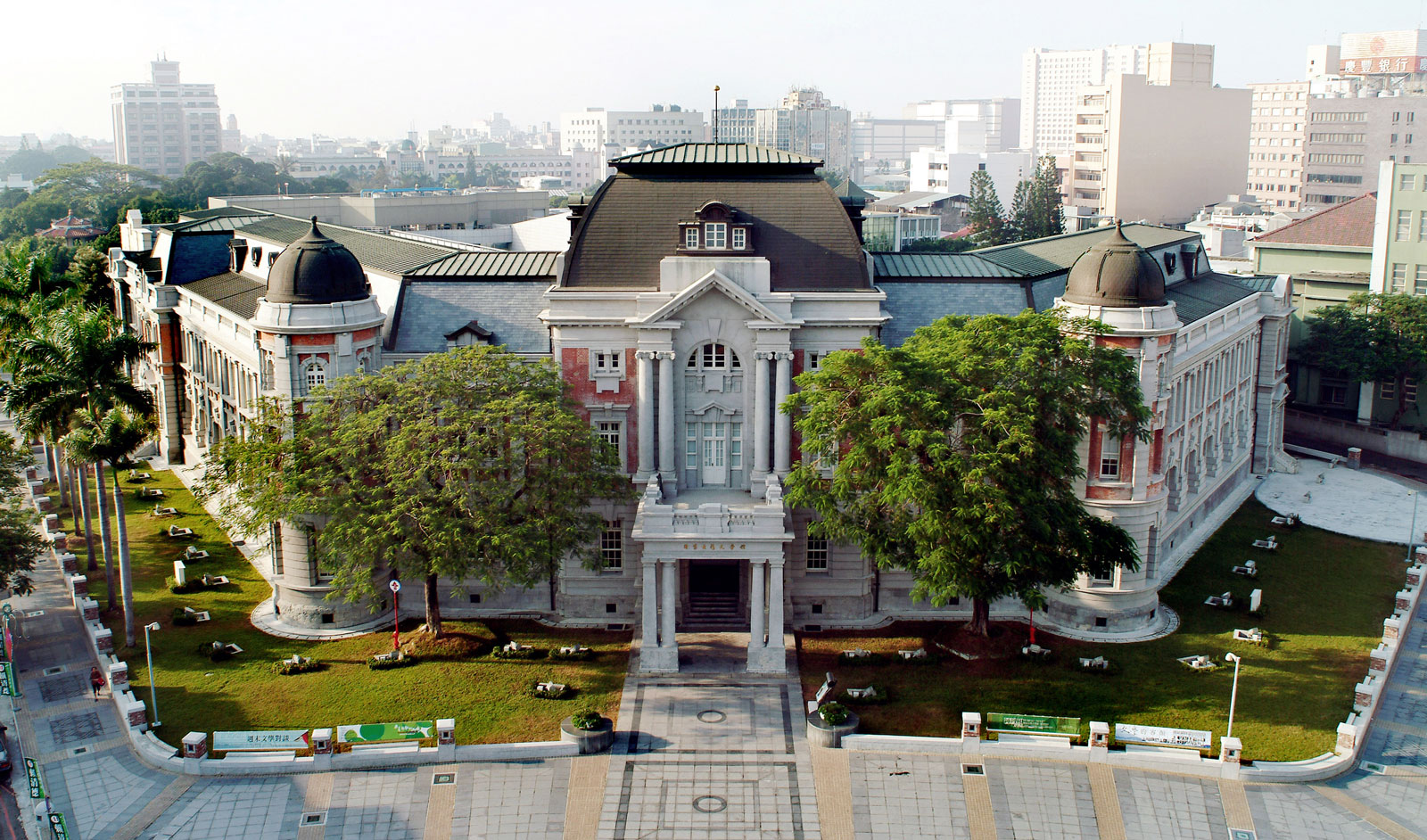 國立臺灣文學館是臺灣首座國家級文學博物館。為傳承1921年蔣渭水等先賢「臺灣文化協會」之成立精神,於2003年10月17日開館營運。建築於2003年11月10日公告指定為國定古蹟。其前身為原臺南州廳,為日治時期臺灣總督府民政部土木局營繕課建築師森山松之助設計