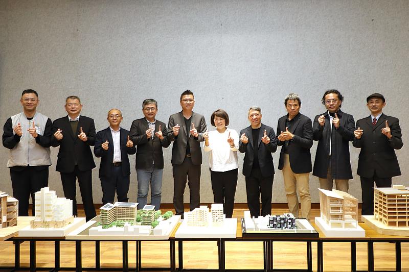 木造教練團:木造建築專家們組成木造教練團,包括洪育成建築師、甘銘源建築師、王銘顯建築師、許浩銘建築師、實式木造總監蔡有哲,以及德豐木業總經理李文雄