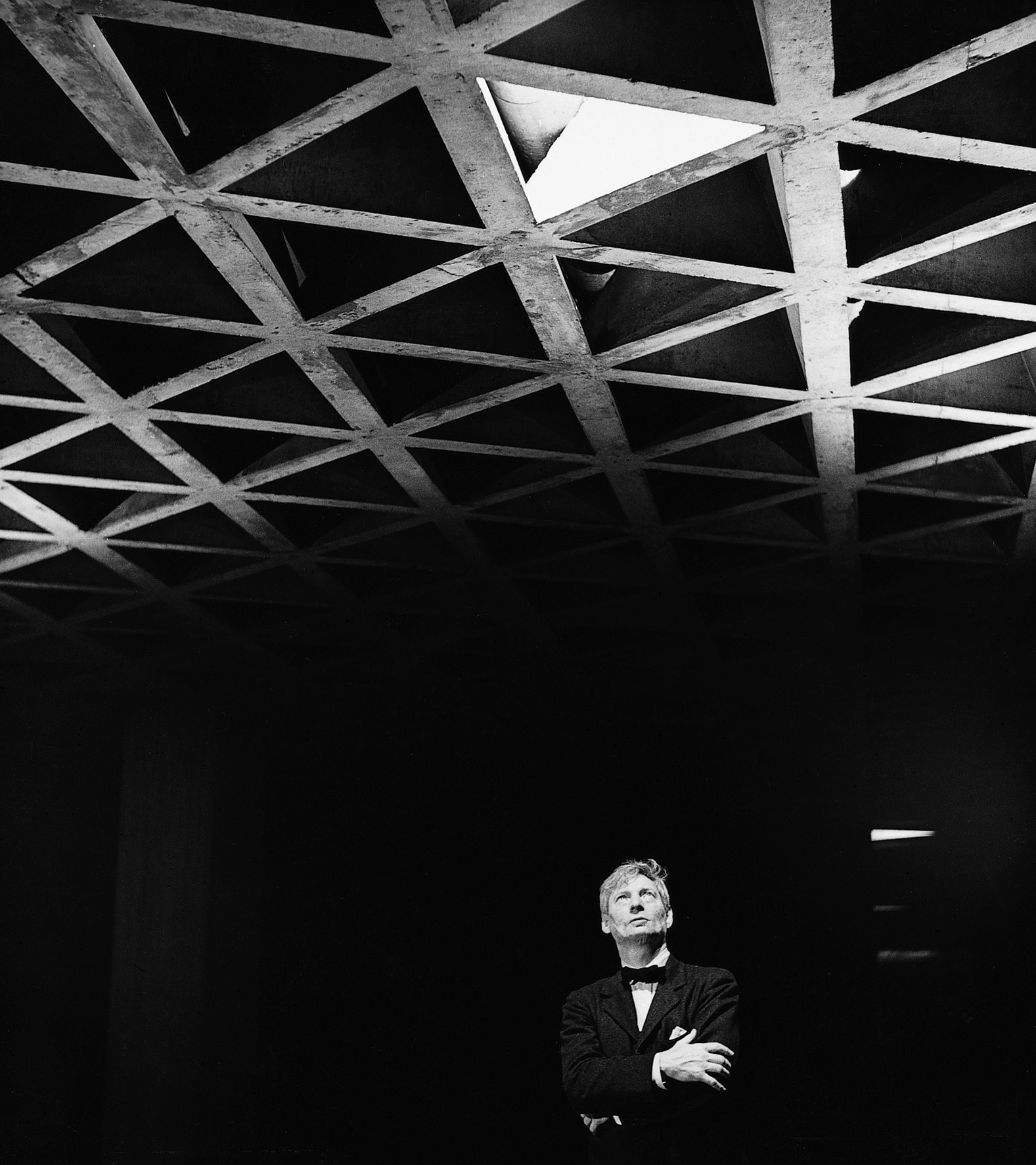 Louis Kahn 於 1953 年在耶魯大學藝廊觀察他的四面體天花板設計。明膠銀鹽印相照片。圖片 © Lionel Freedman。Yale University Art Gallery Archives。作者:Thomas Schielke