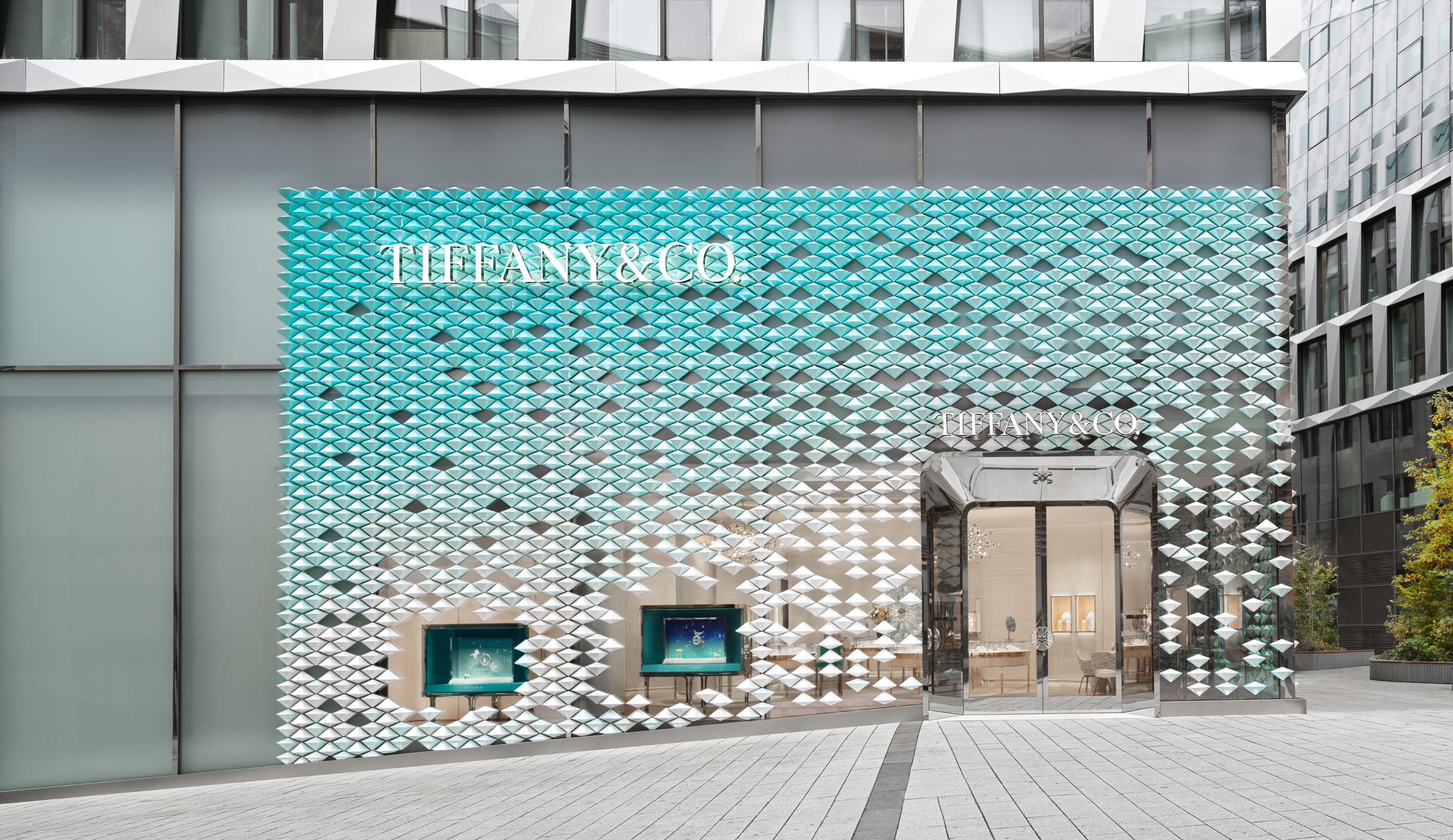店面細膩的設計為都市街道增添獨特視覺亮點,同時也呼應品牌對工藝與創新的不懈追求