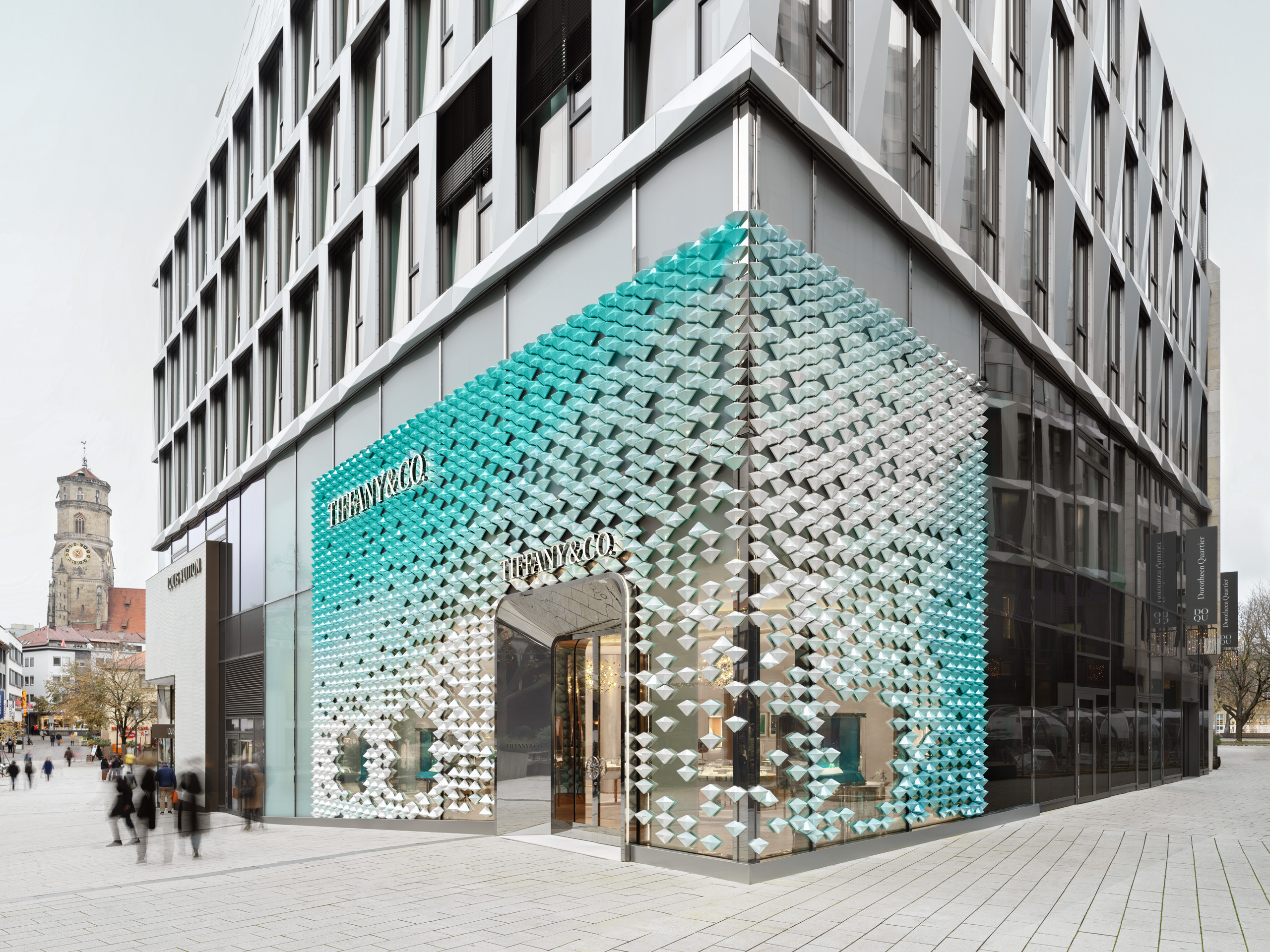 蒂芙尼斯圖加特店的陶瓷鑽石外牆在城市街景中極具辨識度。由 MVRDV 設計的外牆運用了超過 2800 顆手工製作的陶瓷鑽石,虹彩釉面隨光線和視角變化呈現不同層次感。整體結構以玻璃支撐,鑽石如懸浮於空中,吸引行人駐足欣賞© Gionata Xerra Studio