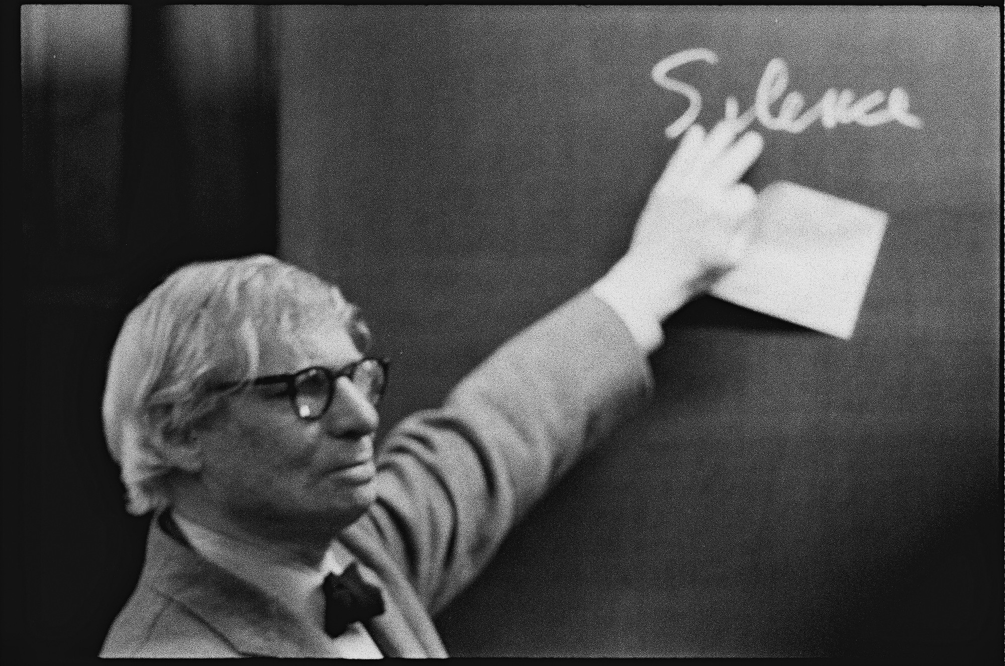 Louis I. Kahn 在蘇黎世 ETH 演講期間的照片。攝影:Peter Wenger © Archives de la construction moderne – Acm, EPF Lausanne