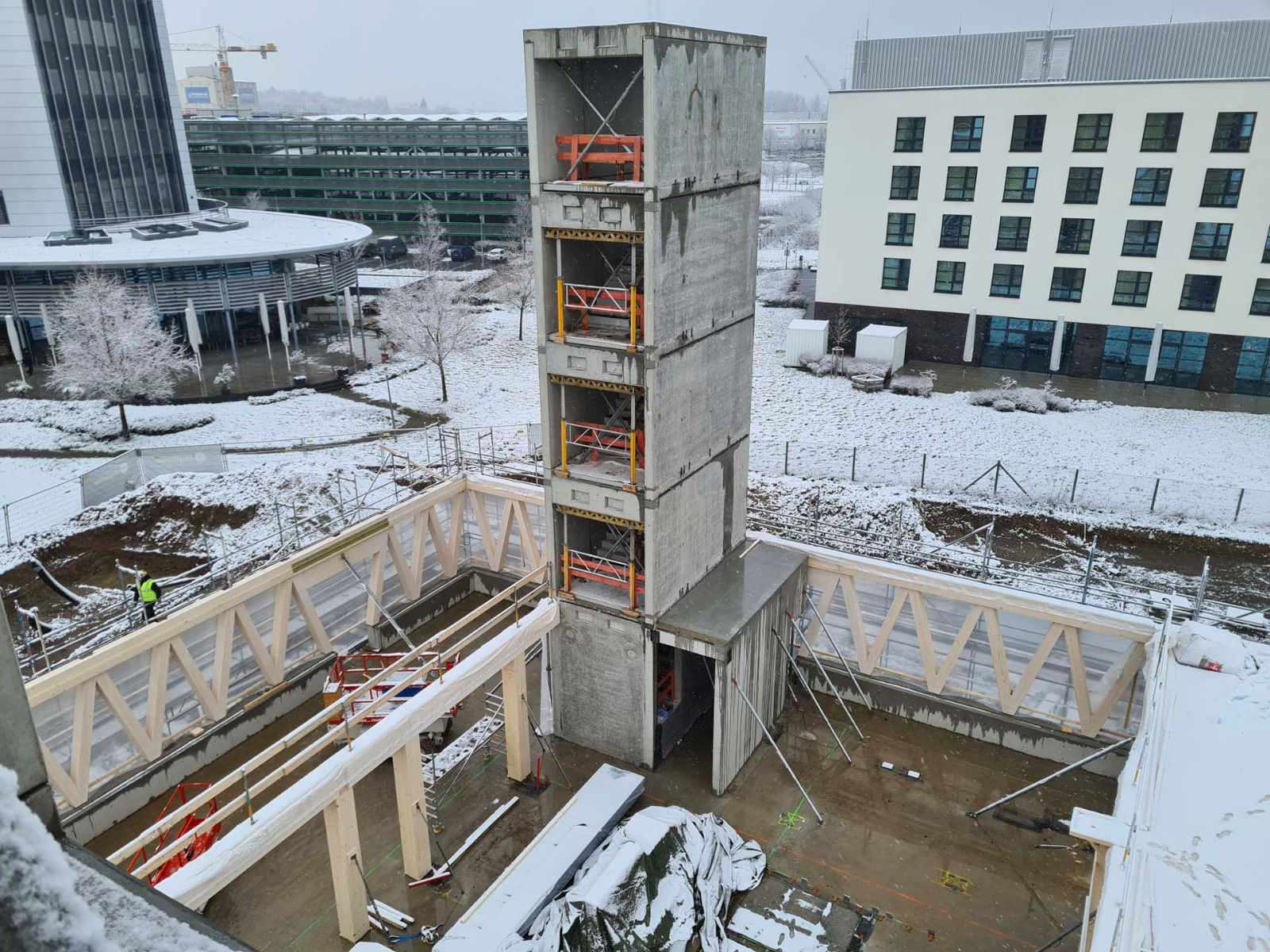  施工中的相片：顯示由鋼筋混凝土建造的樓梯及電梯服務核連接各個樓層