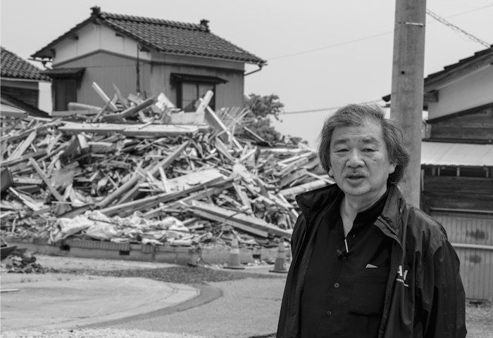 能登半島地震後,坂茂在受災嚴重的石川縣珠洲市現場視察。每月一次的現場訪問中,他檢查施工進度、傾聽災民的需求,並提出新提案