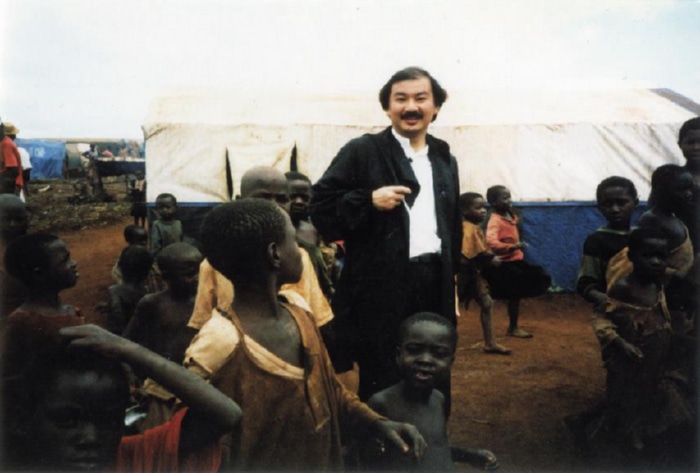 1994年,非洲盧安達難民營採用紙管作為避難所材料,此設計獲得聯合國難民署採納。此舉奠定了坂茂在人道與災害支援領域的重要地位